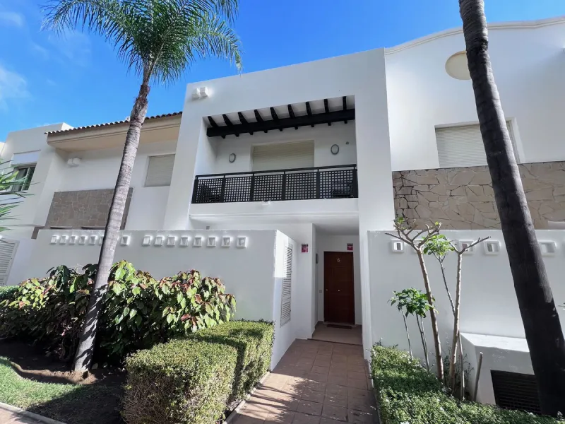 We are delighted to be able to offer for sale this immaculate 2-bedroom 2.5-bathroom townhouse located in the ever popular "Monte Alto" La Cala Golf. With its immaculate mature gardens, 2 communual swimming pools & tropical walkways. This townhouse offers