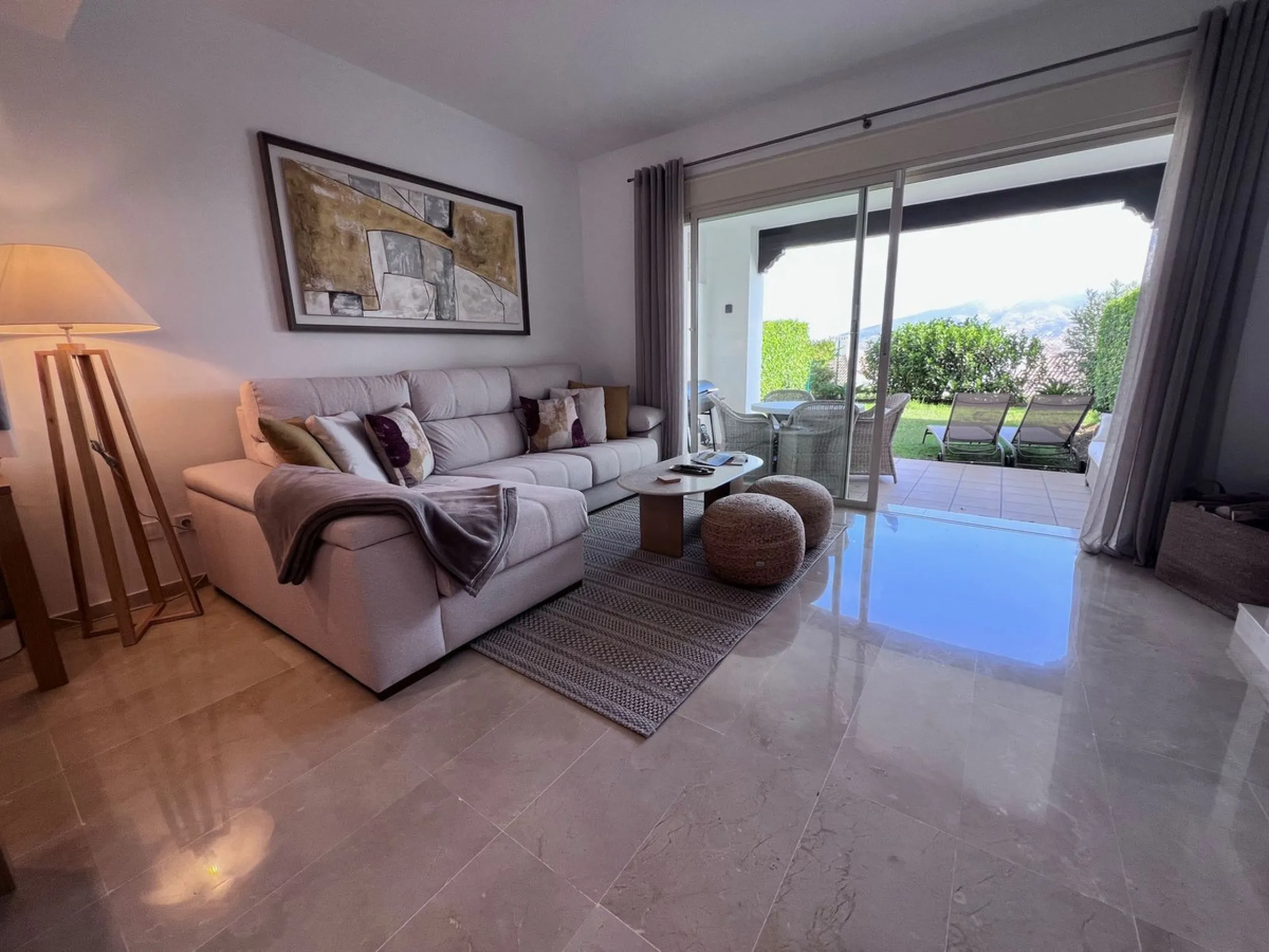 We are delighted to be able to offer for sale this immaculate 2-bedroom 2.5-bathroom townhouse located in the ever popular "Monte Alto" La Cala Golf. With its immaculate mature gardens, 2 communual swimming pools & tropical walkways. This townhouse offers