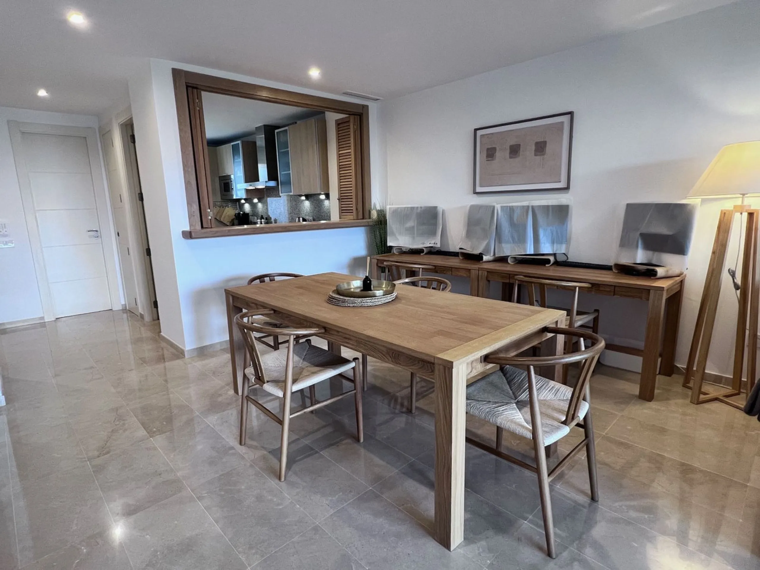 We are delighted to be able to offer for sale this immaculate 2-bedroom 2.5-bathroom townhouse located in the ever popular "Monte Alto" La Cala Golf. With its immaculate mature gardens, 2 communual swimming pools & tropical walkways. This townhouse offers