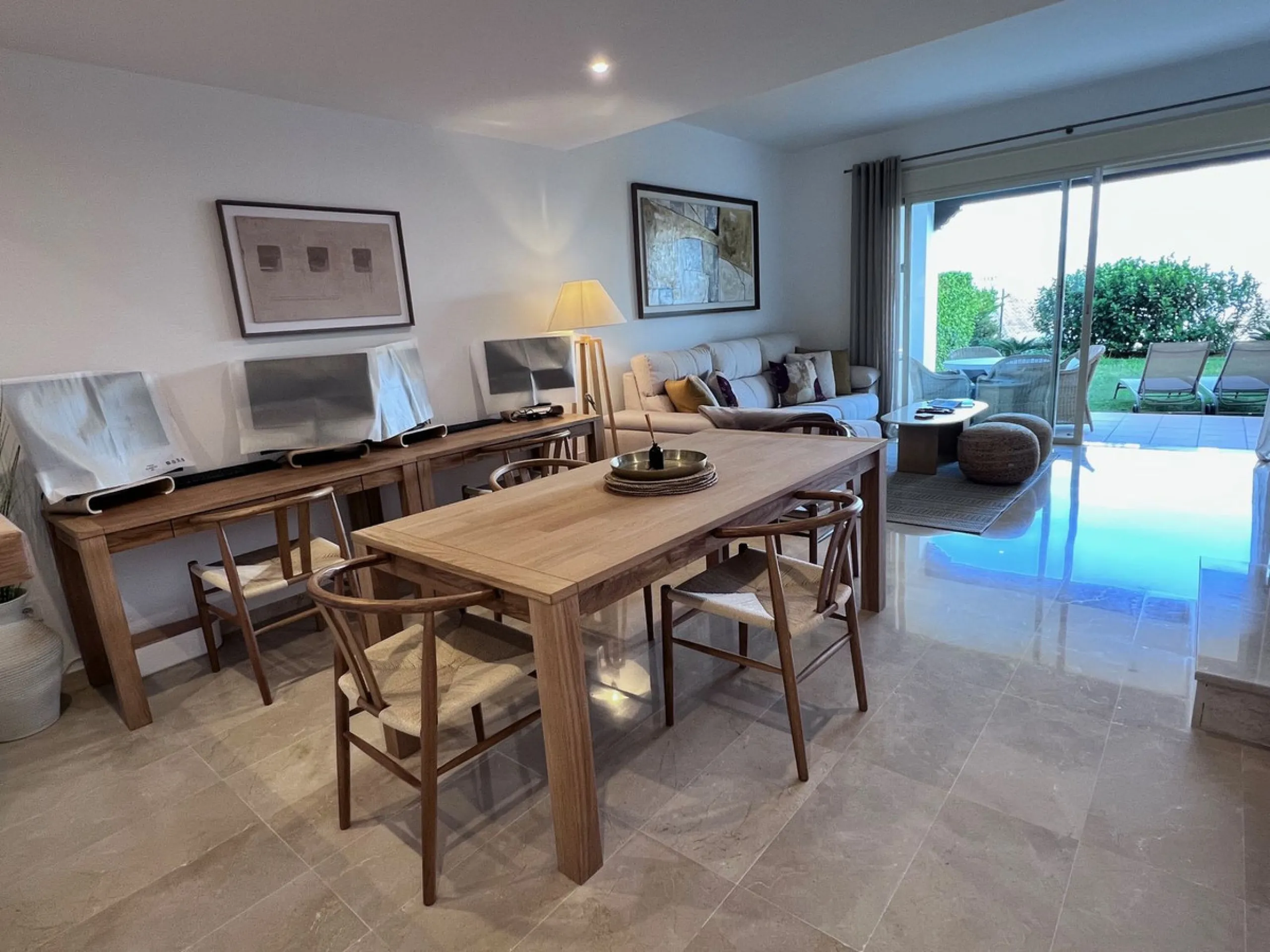 We are delighted to be able to offer for sale this immaculate 2-bedroom 2.5-bathroom townhouse located in the ever popular "Monte Alto" La Cala Golf. With its immaculate mature gardens, 2 communual swimming pools & tropical walkways. This townhouse offers