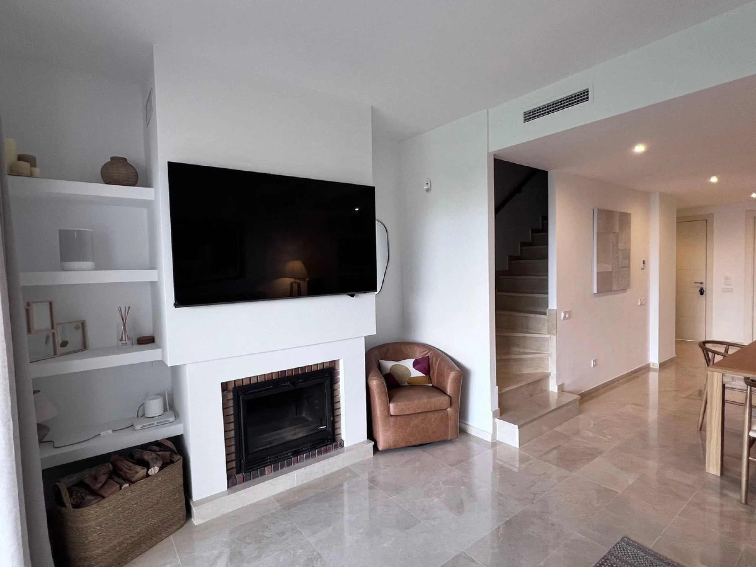 We are delighted to be able to offer for sale this immaculate 2-bedroom 2.5-bathroom townhouse located in the ever popular "Monte Alto" La Cala Golf. With its immaculate mature gardens, 2 communual swimming pools & tropical walkways. This townhouse offers