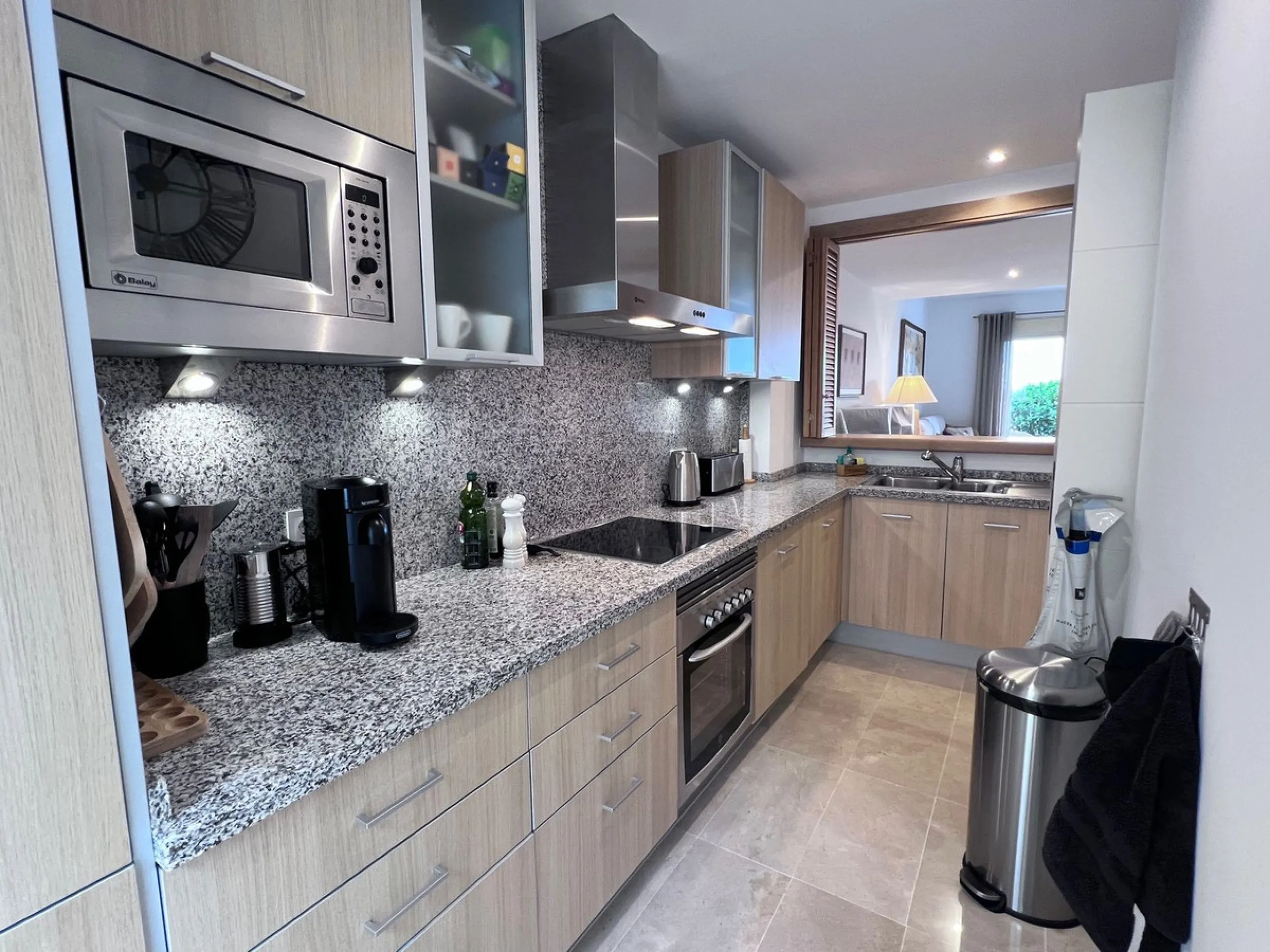 We are delighted to be able to offer for sale this immaculate 2-bedroom 2.5-bathroom townhouse located in the ever popular "Monte Alto" La Cala Golf. With its immaculate mature gardens, 2 communual swimming pools & tropical walkways. This townhouse offers