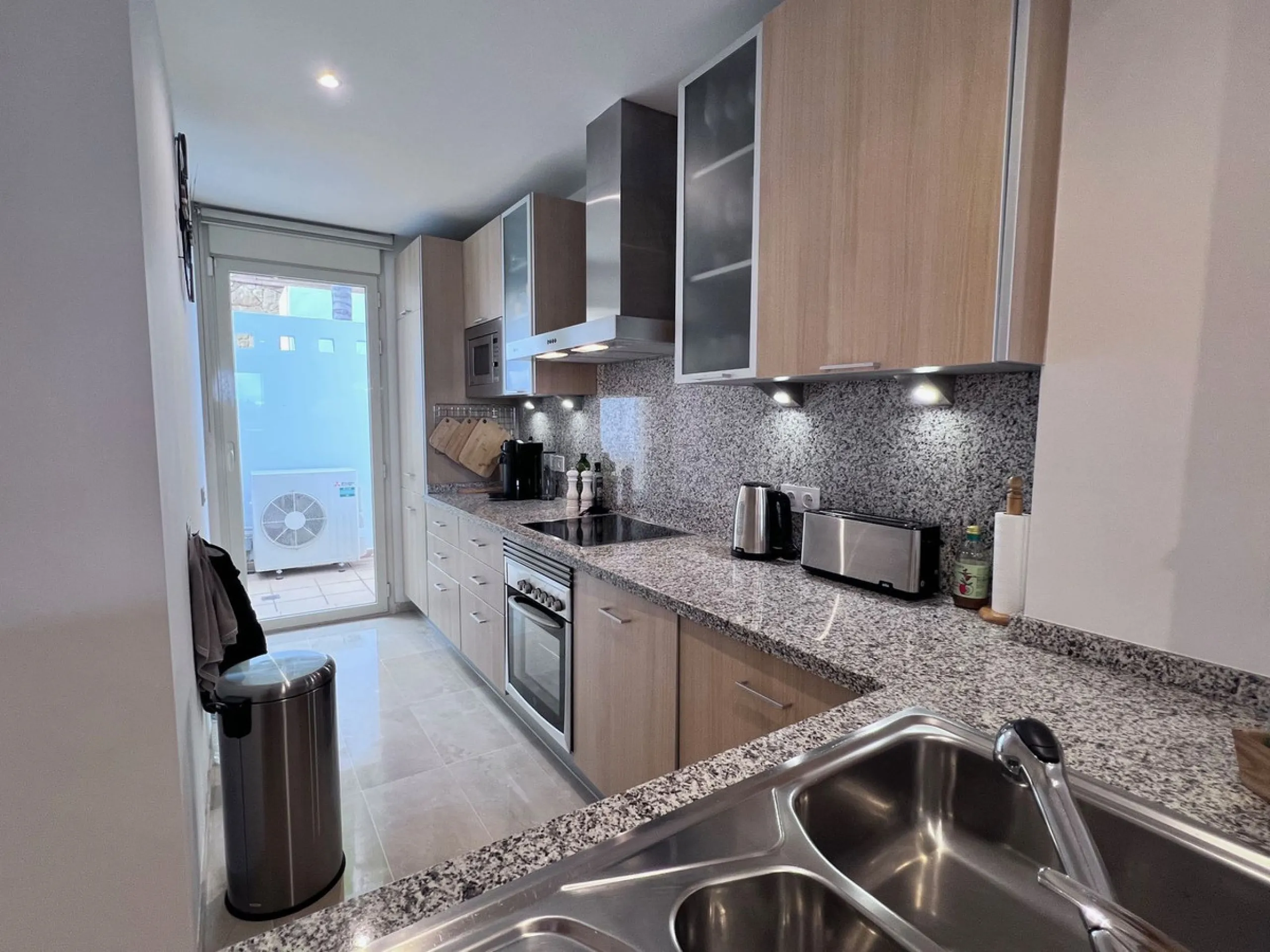 We are delighted to be able to offer for sale this immaculate 2-bedroom 2.5-bathroom townhouse located in the ever popular "Monte Alto" La Cala Golf. With its immaculate mature gardens, 2 communual swimming pools & tropical walkways. This townhouse offers