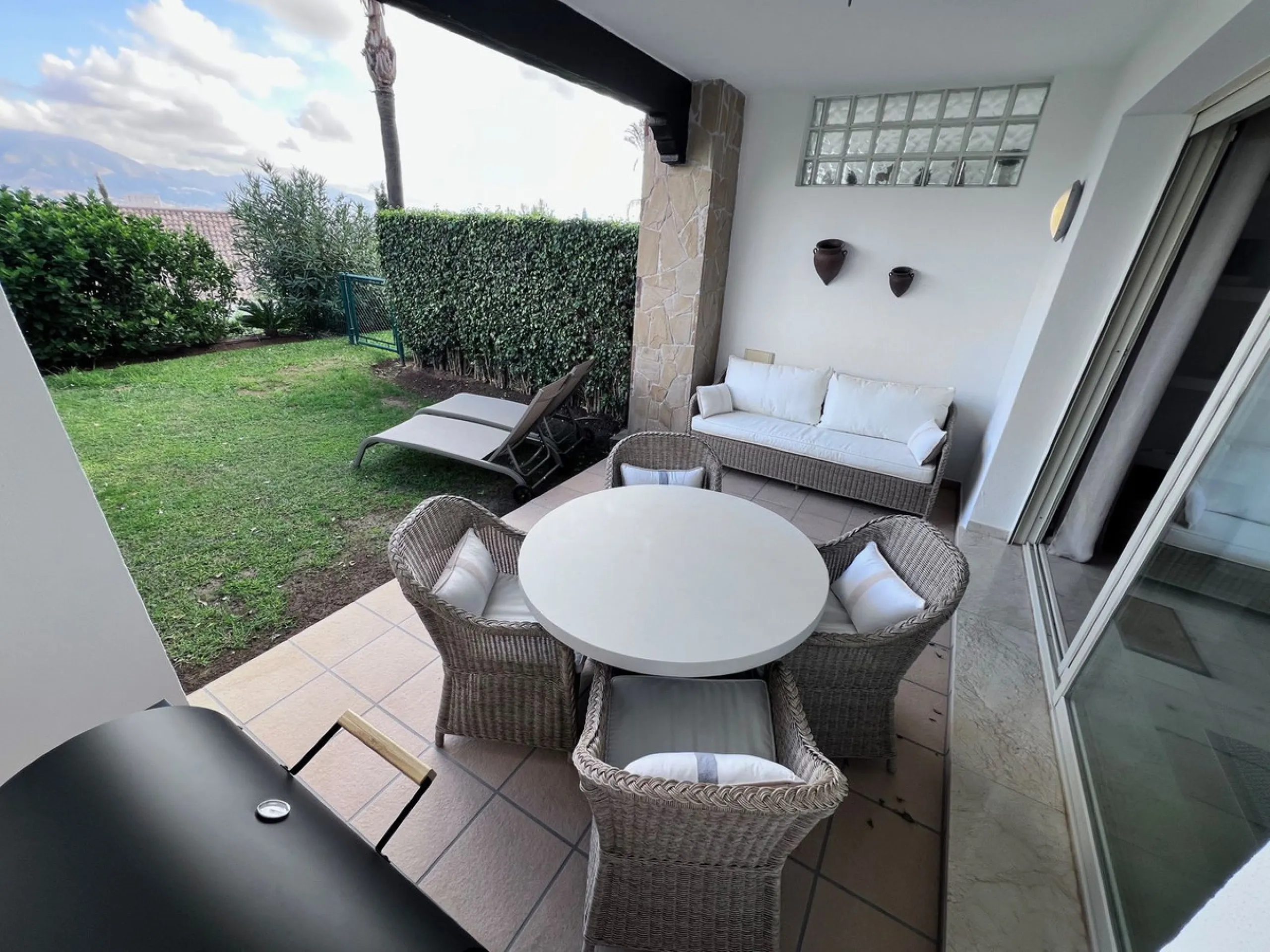 We are delighted to be able to offer for sale this immaculate 2-bedroom 2.5-bathroom townhouse located in the ever popular "Monte Alto" La Cala Golf. With its immaculate mature gardens, 2 communual swimming pools & tropical walkways. This townhouse offers