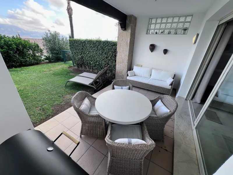 We are delighted to be able to offer for sale this immaculate 2-bedroom 2.5-bathroom townhouse located in the ever popular "Monte Alto" La Cala Golf. With its immaculate mature gardens, 2 communual swimming pools & tropical walkways. This townhouse offers