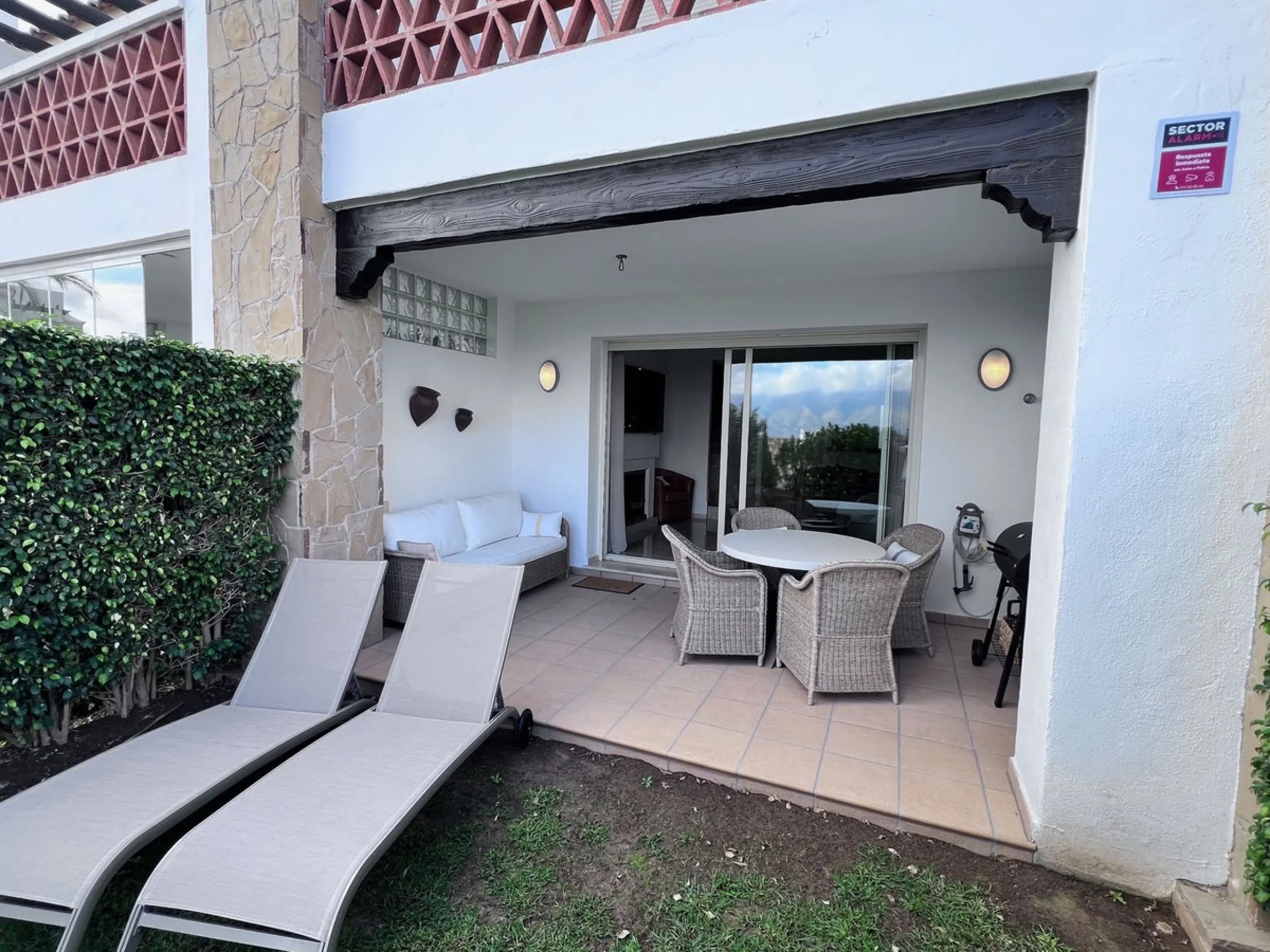 We are delighted to be able to offer for sale this immaculate 2-bedroom 2.5-bathroom townhouse located in the ever popular "Monte Alto" La Cala Golf. With its immaculate mature gardens, 2 communual swimming pools & tropical walkways. This townhouse offers