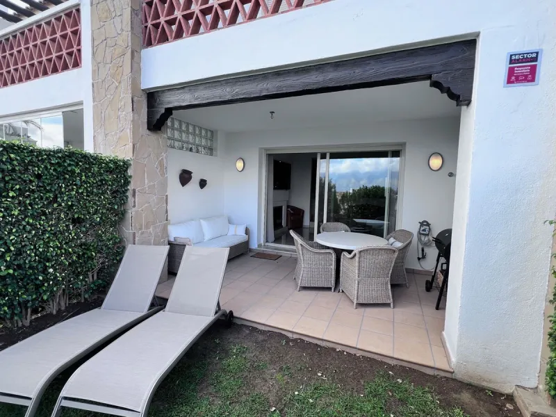 We are delighted to be able to offer for sale this immaculate 2-bedroom 2.5-bathroom townhouse located in the ever popular "Monte Alto" La Cala Golf. With its immaculate mature gardens, 2 communual swimming pools & tropical walkways. This townhouse offers