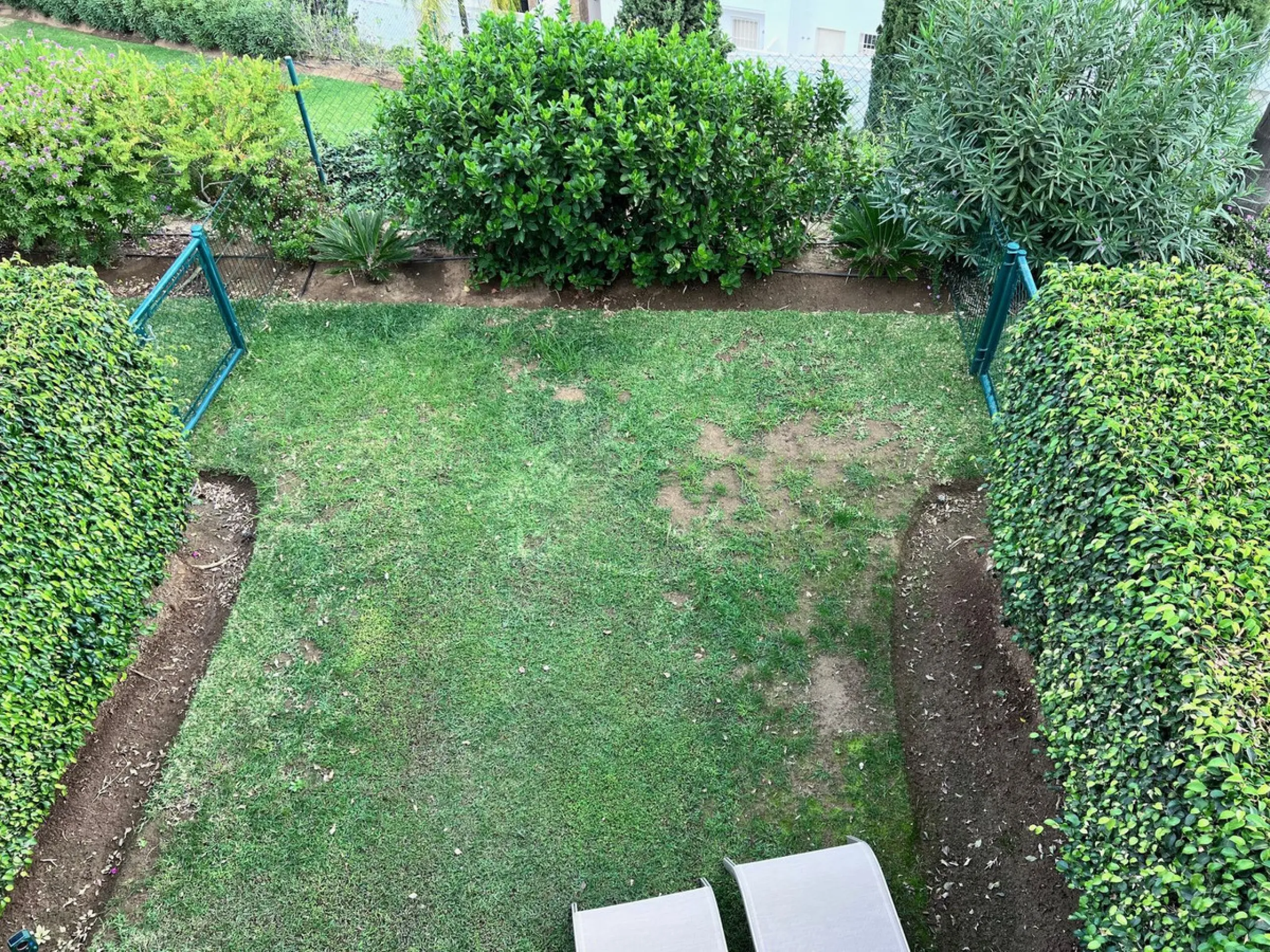 We are delighted to be able to offer for sale this immaculate 2-bedroom 2.5-bathroom townhouse located in the ever popular "Monte Alto" La Cala Golf. With its immaculate mature gardens, 2 communual swimming pools & tropical walkways. This townhouse offers