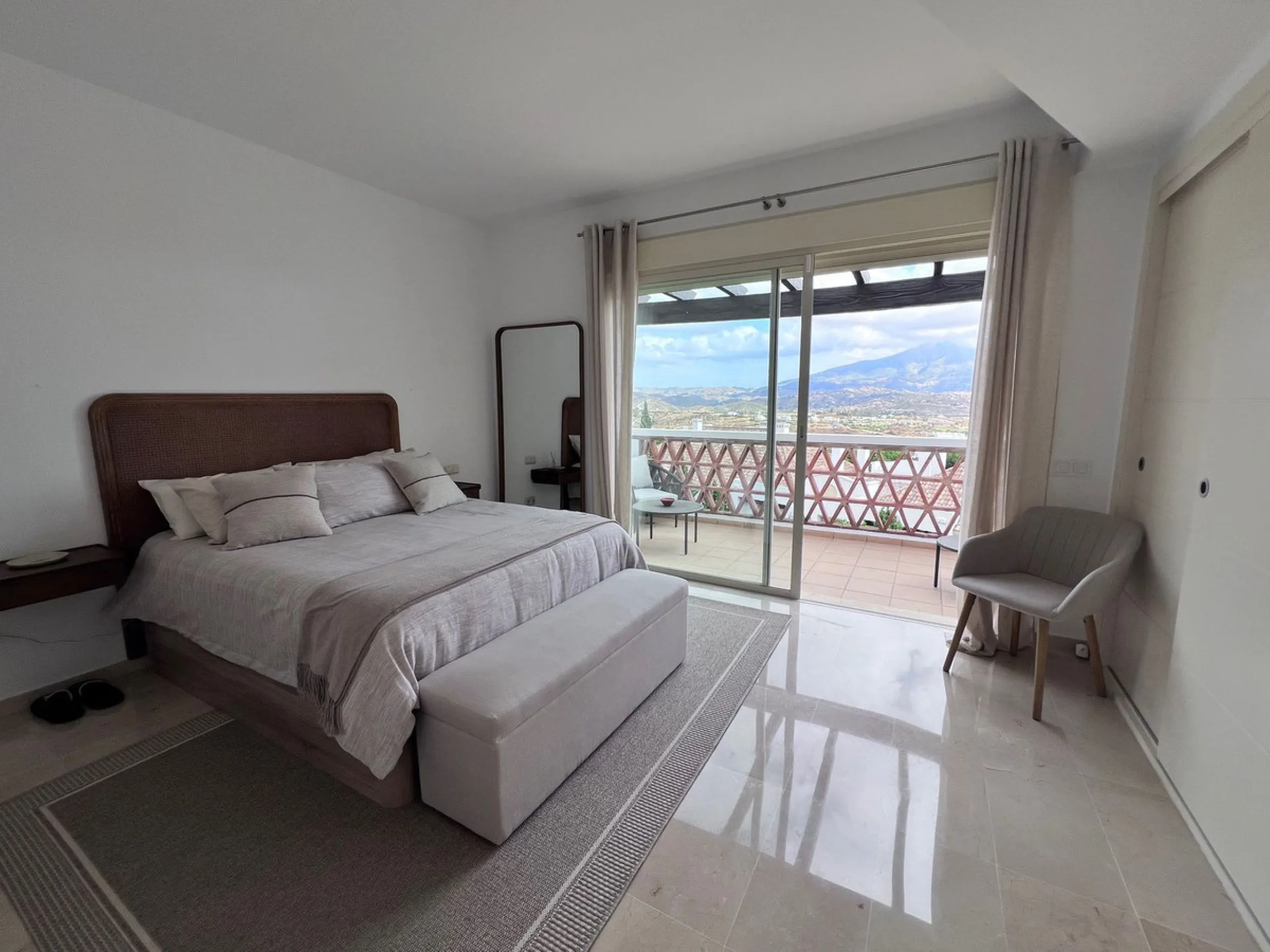 We are delighted to be able to offer for sale this immaculate 2-bedroom 2.5-bathroom townhouse located in the ever popular "Monte Alto" La Cala Golf. With its immaculate mature gardens, 2 communual swimming pools & tropical walkways. This townhouse offers