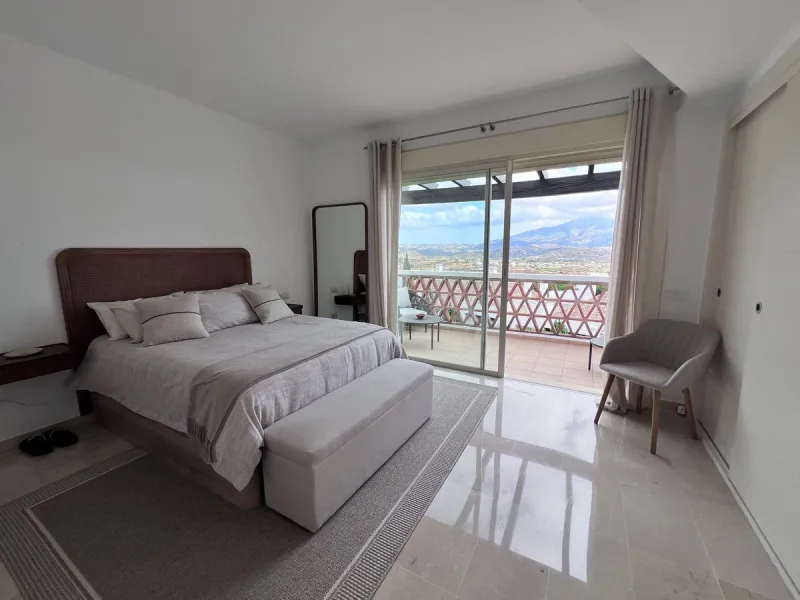 We are delighted to be able to offer for sale this immaculate 2-bedroom 2.5-bathroom townhouse located in the ever popular "Monte Alto" La Cala Golf. With its immaculate mature gardens, 2 communual swimming pools & tropical walkways. This townhouse offers