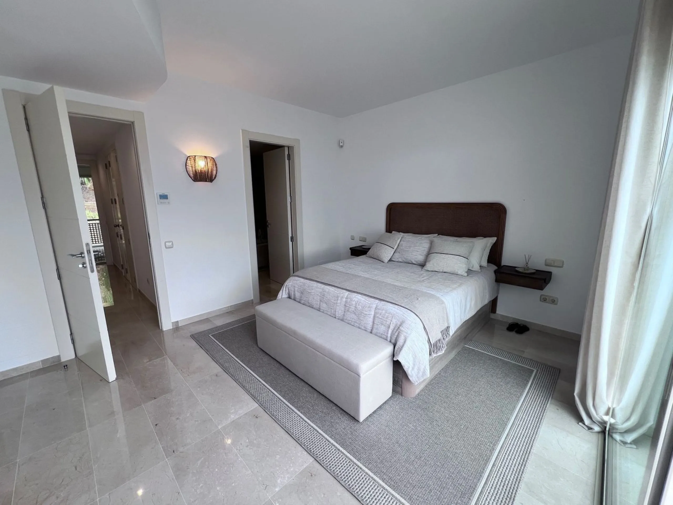 We are delighted to be able to offer for sale this immaculate 2-bedroom 2.5-bathroom townhouse located in the ever popular "Monte Alto" La Cala Golf. With its immaculate mature gardens, 2 communual swimming pools & tropical walkways. This townhouse offers