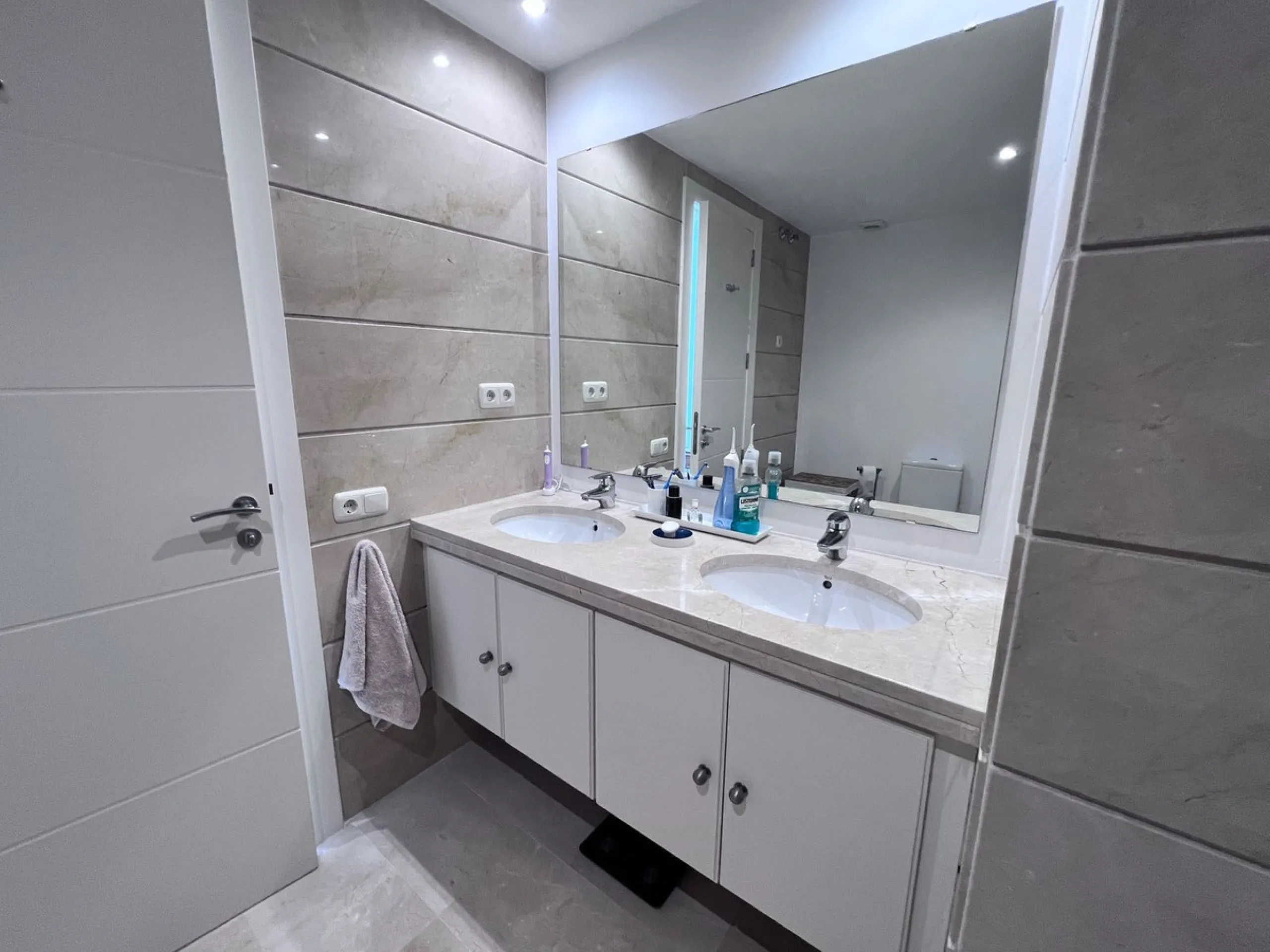 We are delighted to be able to offer for sale this immaculate 2-bedroom 2.5-bathroom townhouse located in the ever popular "Monte Alto" La Cala Golf. With its immaculate mature gardens, 2 communual swimming pools & tropical walkways. This townhouse offers