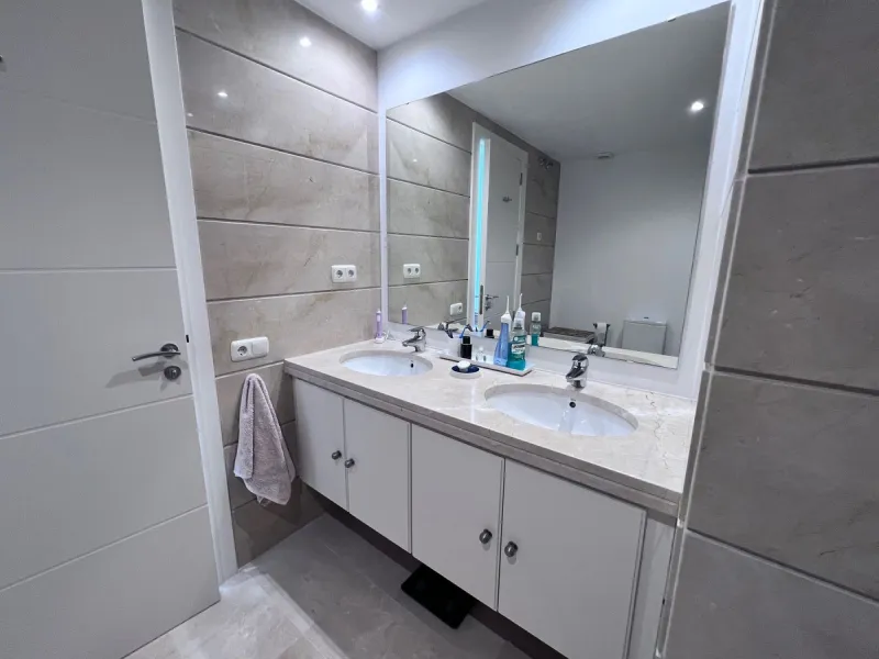 We are delighted to be able to offer for sale this immaculate 2-bedroom 2.5-bathroom townhouse located in the ever popular "Monte Alto" La Cala Golf. With its immaculate mature gardens, 2 communual swimming pools & tropical walkways. This townhouse offers