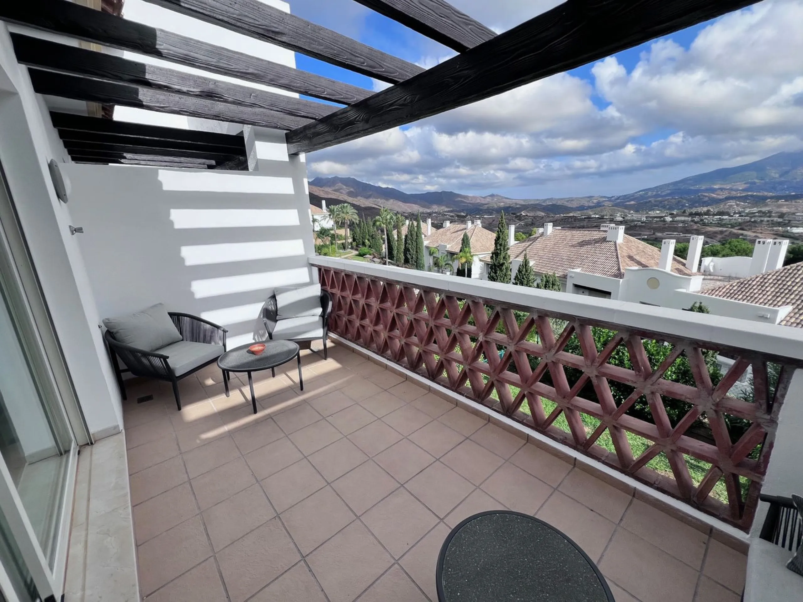 We are delighted to be able to offer for sale this immaculate 2-bedroom 2.5-bathroom townhouse located in the ever popular "Monte Alto" La Cala Golf. With its immaculate mature gardens, 2 communual swimming pools & tropical walkways. This townhouse offers