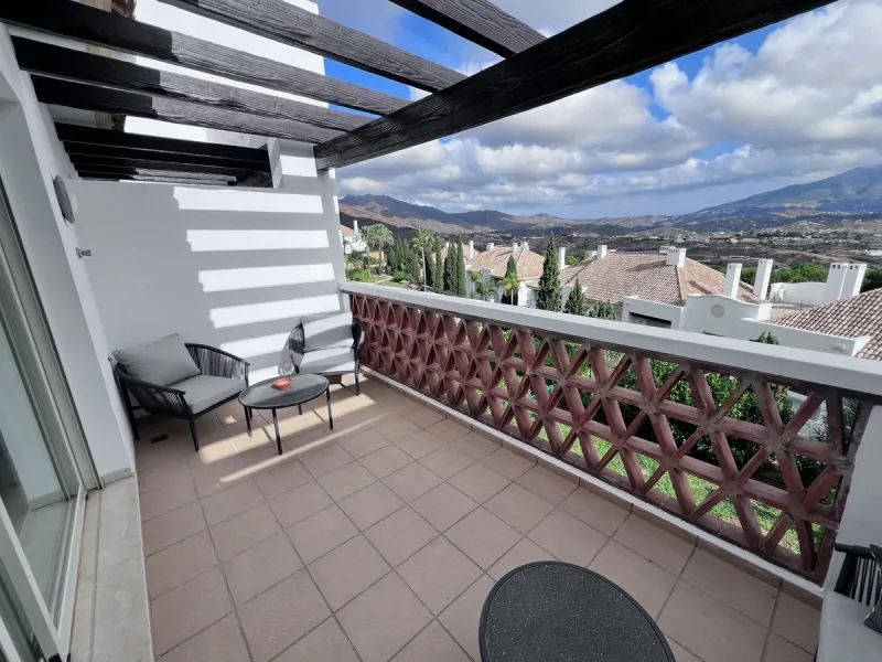 We are delighted to be able to offer for sale this immaculate 2-bedroom 2.5-bathroom townhouse located in the ever popular "Monte Alto" La Cala Golf. With its immaculate mature gardens, 2 communual swimming pools & tropical walkways. This townhouse offers