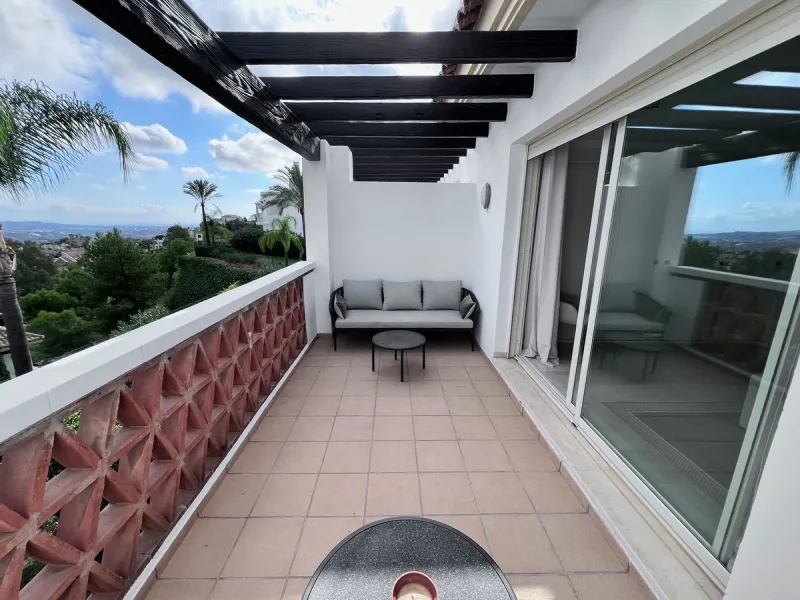 We are delighted to be able to offer for sale this immaculate 2-bedroom 2.5-bathroom townhouse located in the ever popular "Monte Alto" La Cala Golf. With its immaculate mature gardens, 2 communual swimming pools & tropical walkways. This townhouse offers