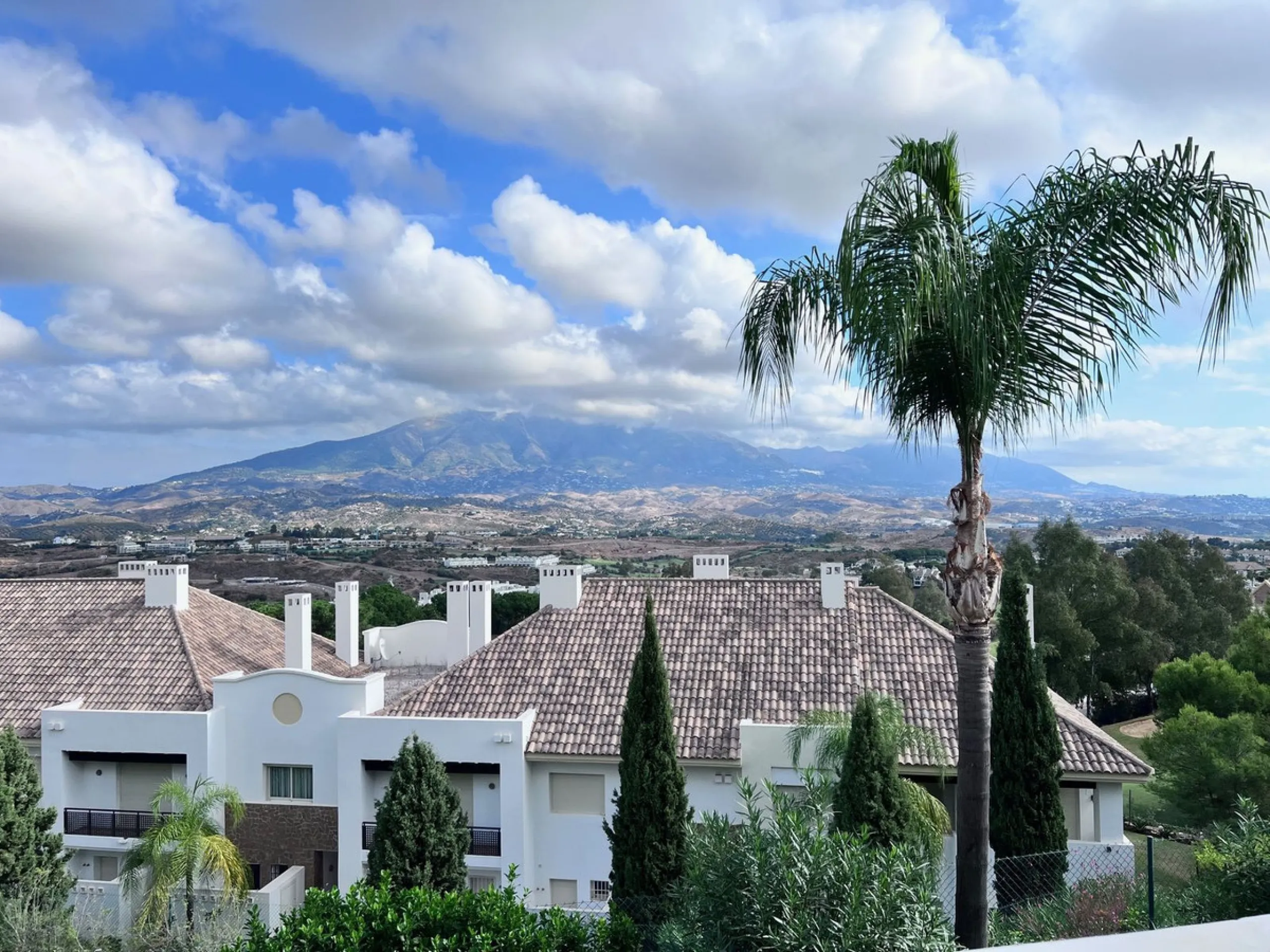 We are delighted to be able to offer for sale this immaculate 2-bedroom 2.5-bathroom townhouse located in the ever popular "Monte Alto" La Cala Golf. With its immaculate mature gardens, 2 communual swimming pools & tropical walkways. This townhouse offers