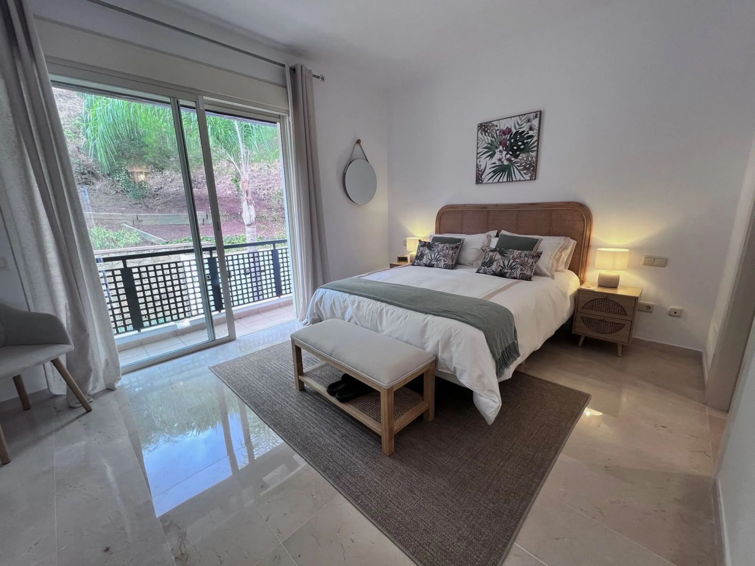 We are delighted to be able to offer for sale this immaculate 2-bedroom 2.5-bathroom townhouse located in the ever popular "Monte Alto" La Cala Golf. With its immaculate mature gardens, 2 communual swimming pools & tropical walkways. This townhouse offers