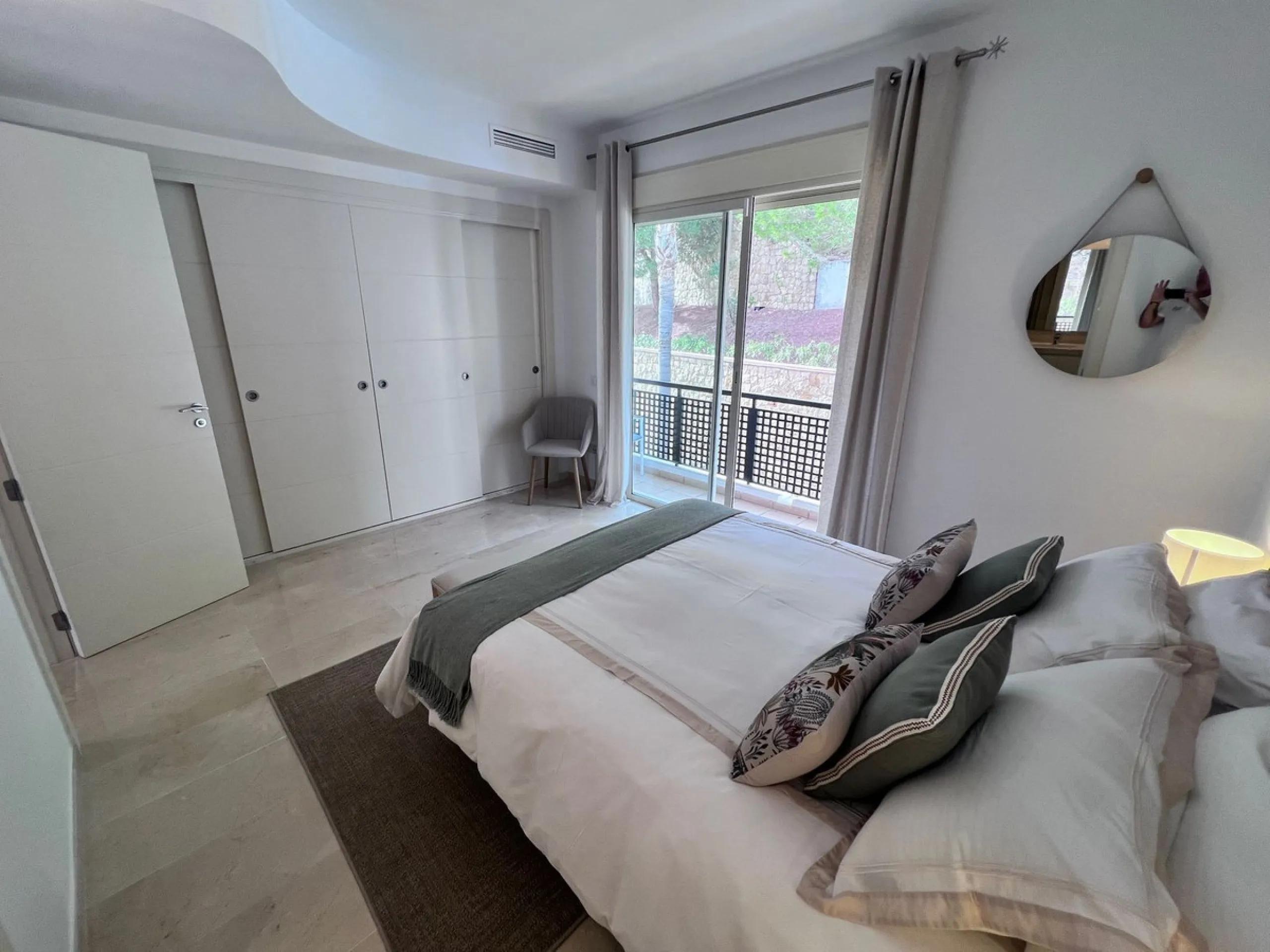 We are delighted to be able to offer for sale this immaculate 2-bedroom 2.5-bathroom townhouse located in the ever popular "Monte Alto" La Cala Golf. With its immaculate mature gardens, 2 communual swimming pools & tropical walkways. This townhouse offers