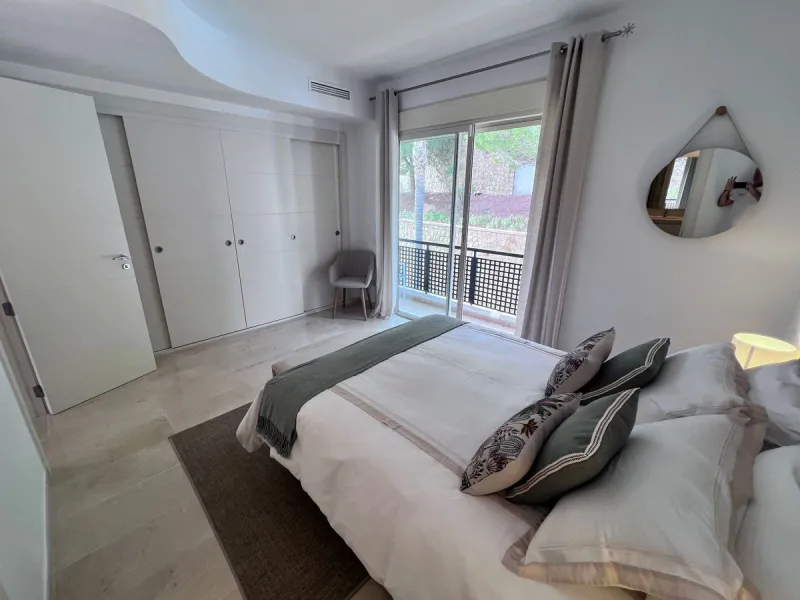 We are delighted to be able to offer for sale this immaculate 2-bedroom 2.5-bathroom townhouse located in the ever popular "Monte Alto" La Cala Golf. With its immaculate mature gardens, 2 communual swimming pools & tropical walkways. This townhouse offers