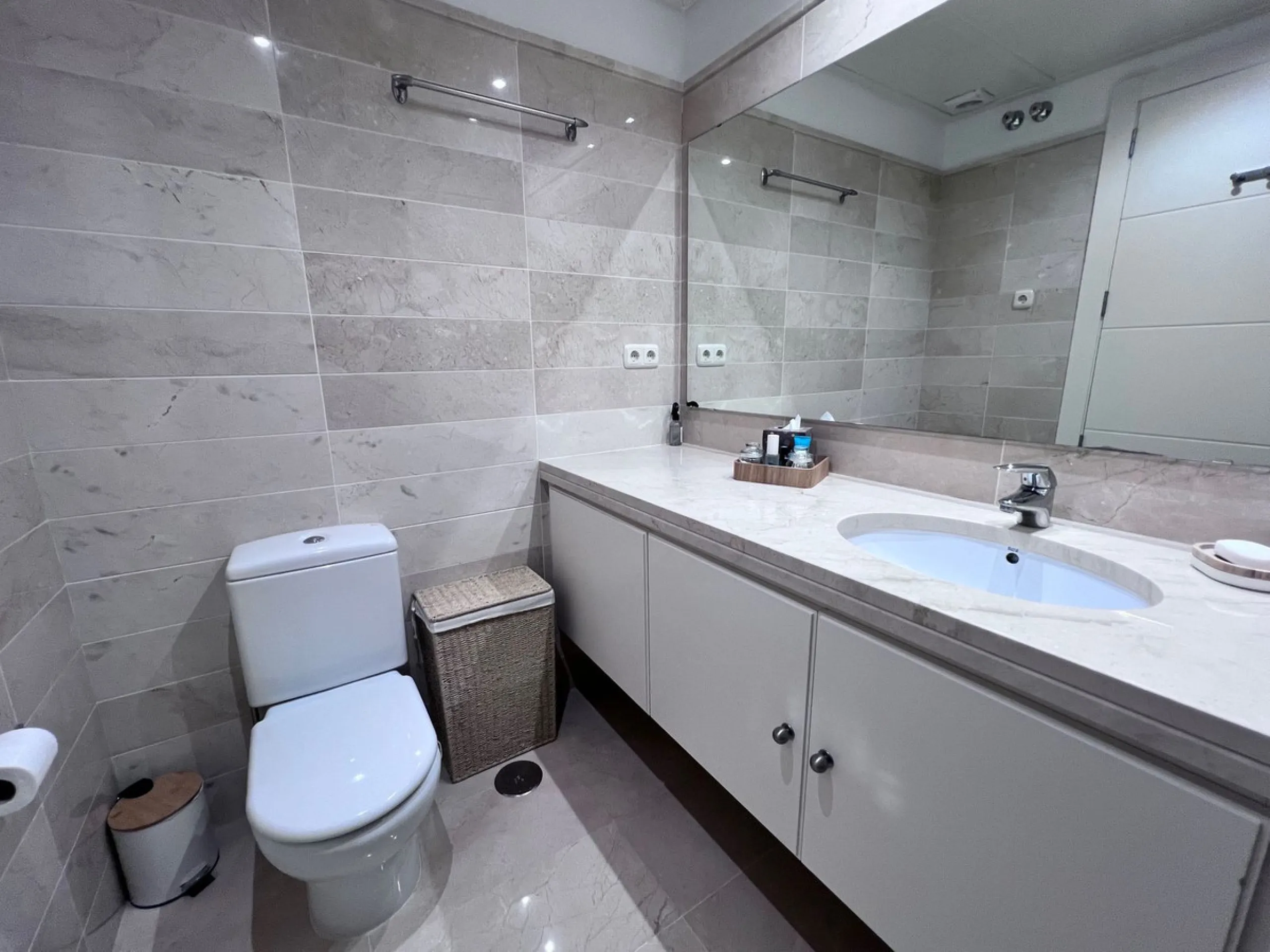 We are delighted to be able to offer for sale this immaculate 2-bedroom 2.5-bathroom townhouse located in the ever popular "Monte Alto" La Cala Golf. With its immaculate mature gardens, 2 communual swimming pools & tropical walkways. This townhouse offers