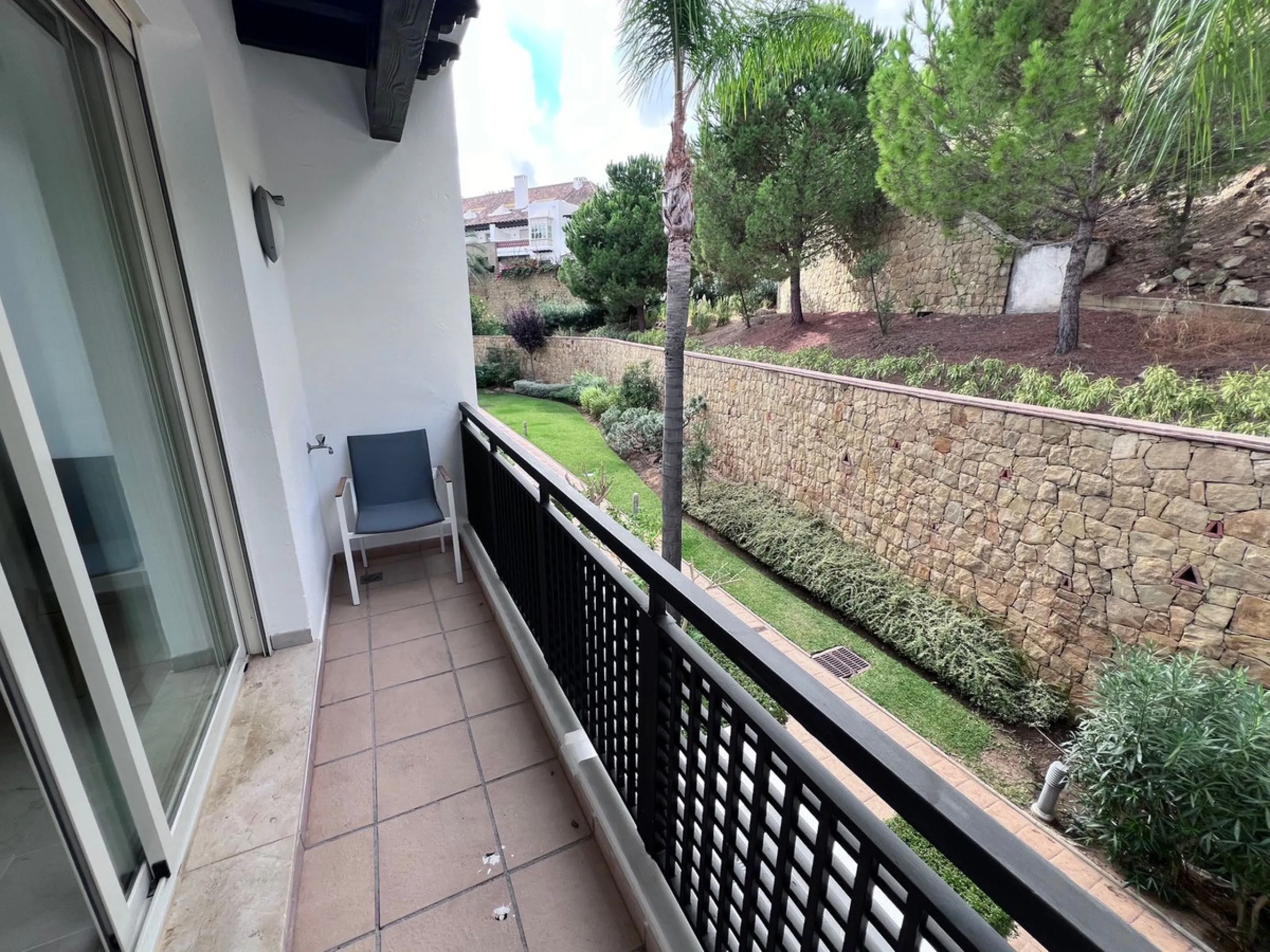 We are delighted to be able to offer for sale this immaculate 2-bedroom 2.5-bathroom townhouse located in the ever popular "Monte Alto" La Cala Golf. With its immaculate mature gardens, 2 communual swimming pools & tropical walkways. This townhouse offers