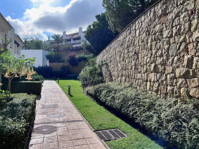 We are delighted to be able to offer for sale this immaculate 2-bedroom 2.5-bathroom townhouse located in the ever popular "Monte Alto" La Cala Golf. With its immaculate mature gardens, 2 communual swimming pools & tropical walkways. This townhouse offers