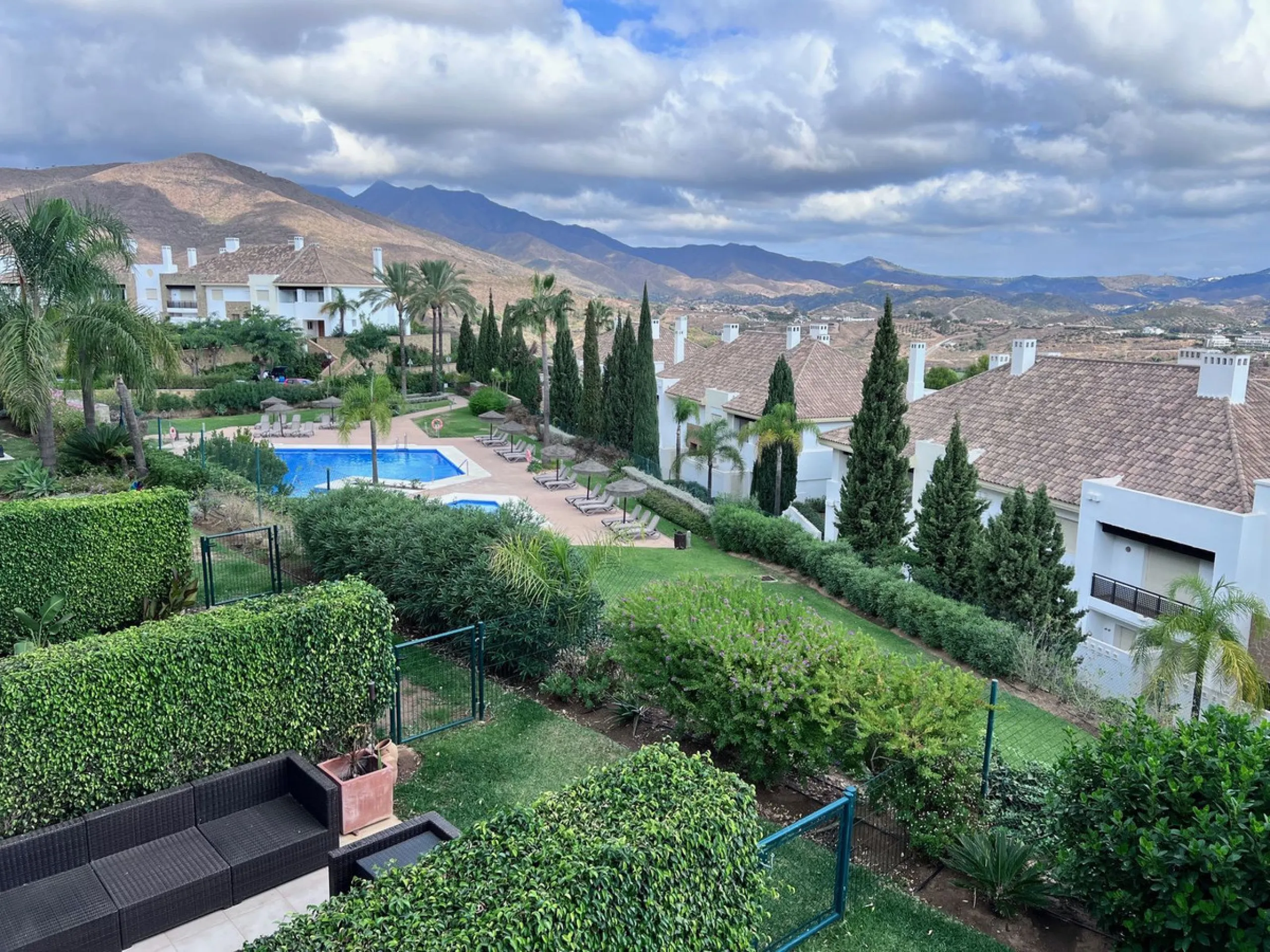 We are delighted to be able to offer for sale this immaculate 2-bedroom 2.5-bathroom townhouse located in the ever popular "Monte Alto" La Cala Golf. With its immaculate mature gardens, 2 communual swimming pools & tropical walkways. This townhouse offers