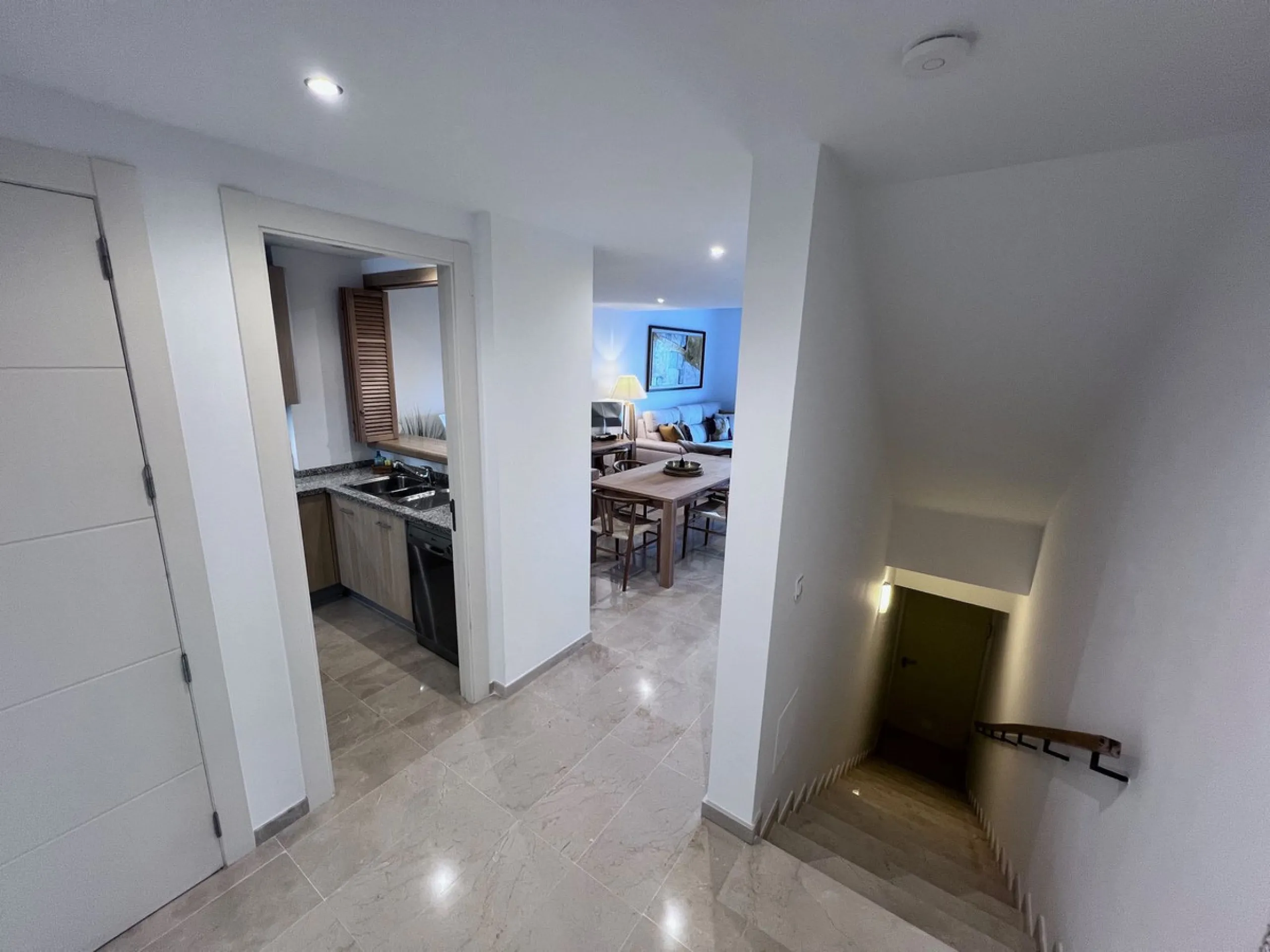 We are delighted to be able to offer for sale this immaculate 2-bedroom 2.5-bathroom townhouse located in the ever popular "Monte Alto" La Cala Golf. With its immaculate mature gardens, 2 communual swimming pools & tropical walkways. This townhouse offers