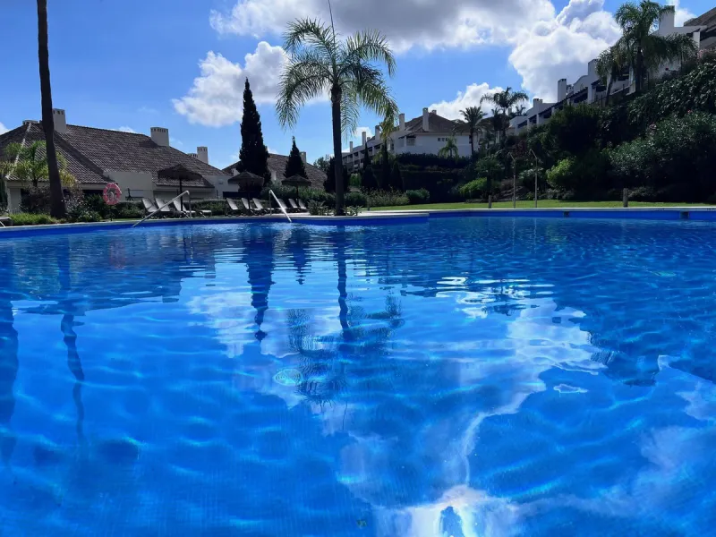 We are delighted to be able to offer for sale this immaculate 2-bedroom 2.5-bathroom townhouse located in the ever popular "Monte Alto" La Cala Golf. With its immaculate mature gardens, 2 communual swimming pools & tropical walkways. This townhouse offers