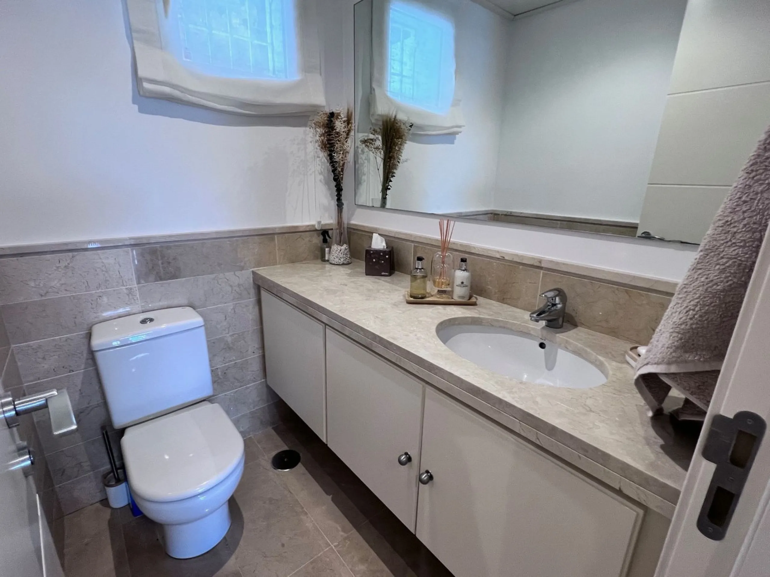 We are delighted to be able to offer for sale this immaculate 2-bedroom 2.5-bathroom townhouse located in the ever popular "Monte Alto" La Cala Golf. With its immaculate mature gardens, 2 communual swimming pools & tropical walkways. This townhouse offers