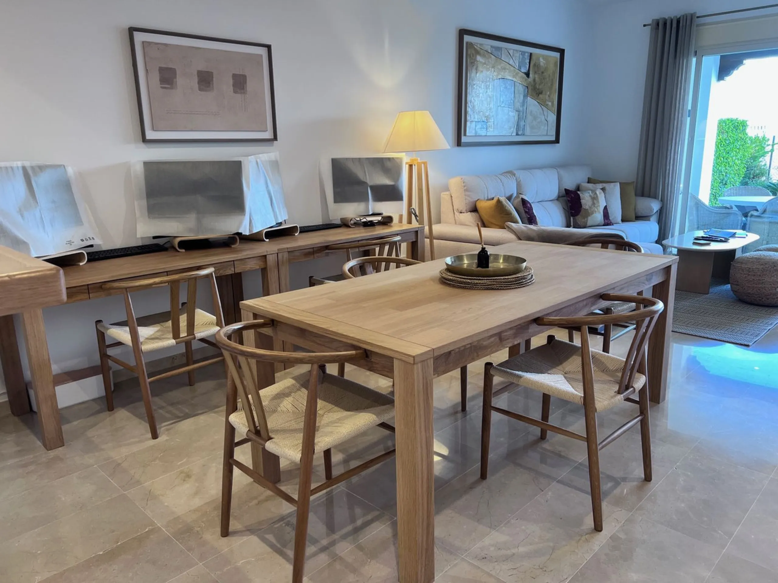 We are delighted to be able to offer for sale this immaculate 2-bedroom 2.5-bathroom townhouse located in the ever popular "Monte Alto" La Cala Golf. With its immaculate mature gardens, 2 communual swimming pools & tropical walkways. This townhouse offers