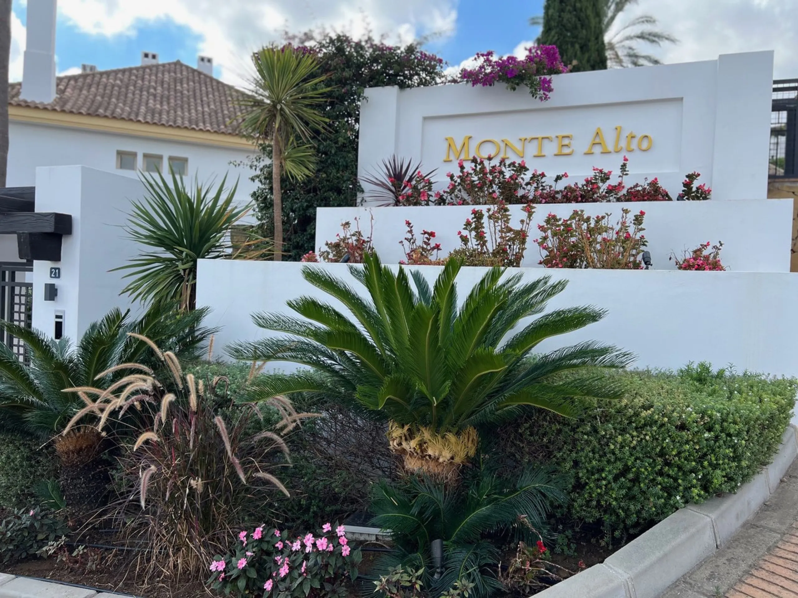 We are delighted to be able to offer for sale this immaculate 2-bedroom 2.5-bathroom townhouse located in the ever popular "Monte Alto" La Cala Golf. With its immaculate mature gardens, 2 communual swimming pools & tropical walkways. This townhouse offers