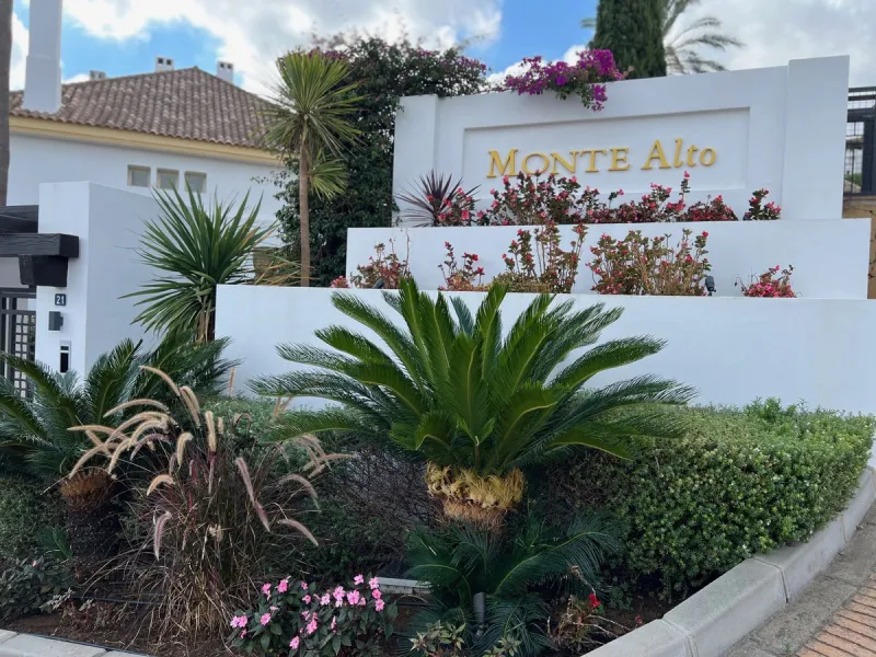 We are delighted to be able to offer for sale this immaculate 2-bedroom 2.5-bathroom townhouse located in the ever popular "Monte Alto" La Cala Golf. With its immaculate mature gardens, 2 communual swimming pools & tropical walkways. This townhouse offers