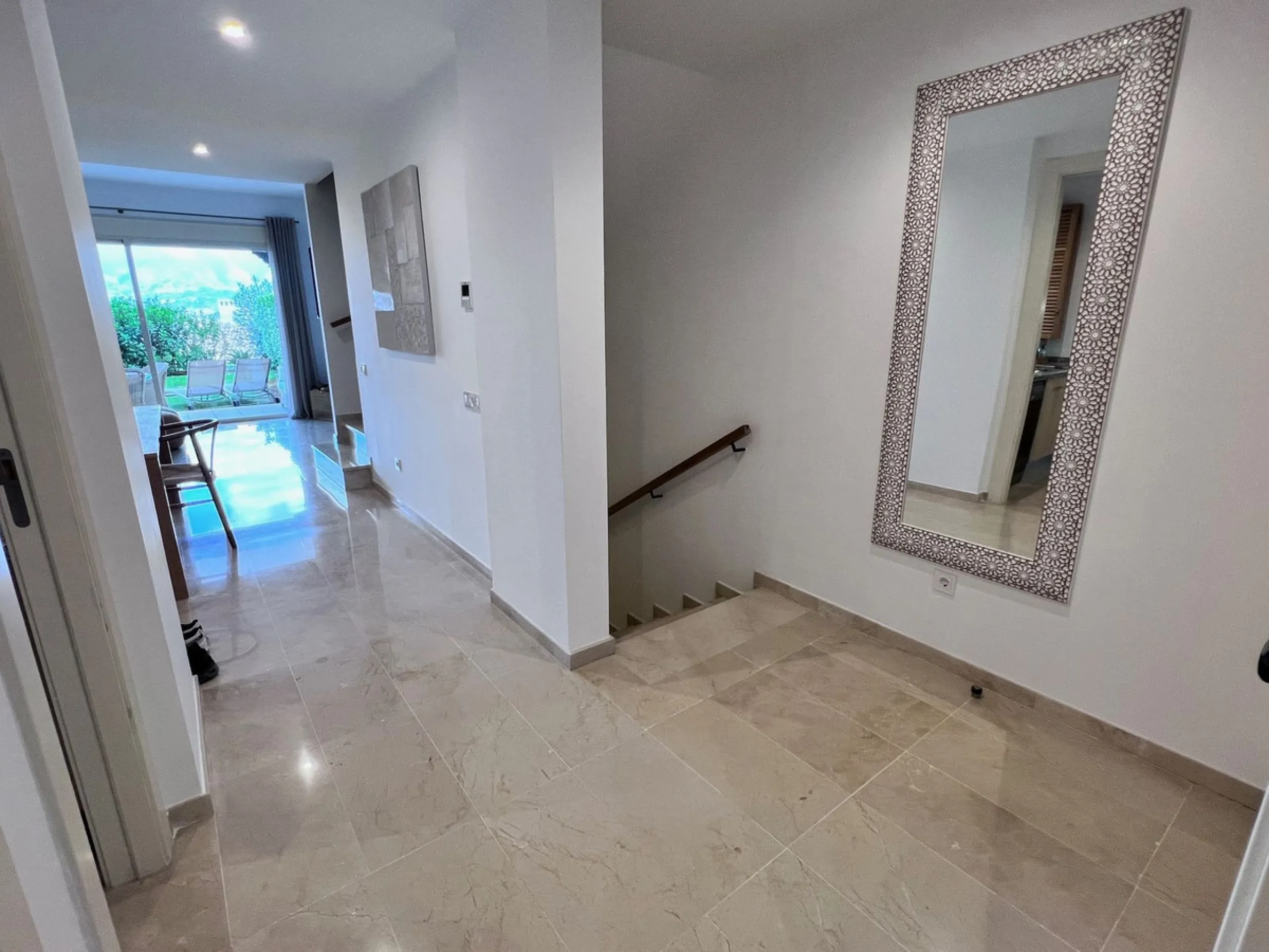 We are delighted to be able to offer for sale this immaculate 2-bedroom 2.5-bathroom townhouse located in the ever popular "Monte Alto" La Cala Golf. With its immaculate mature gardens, 2 communual swimming pools & tropical walkways. This townhouse offers