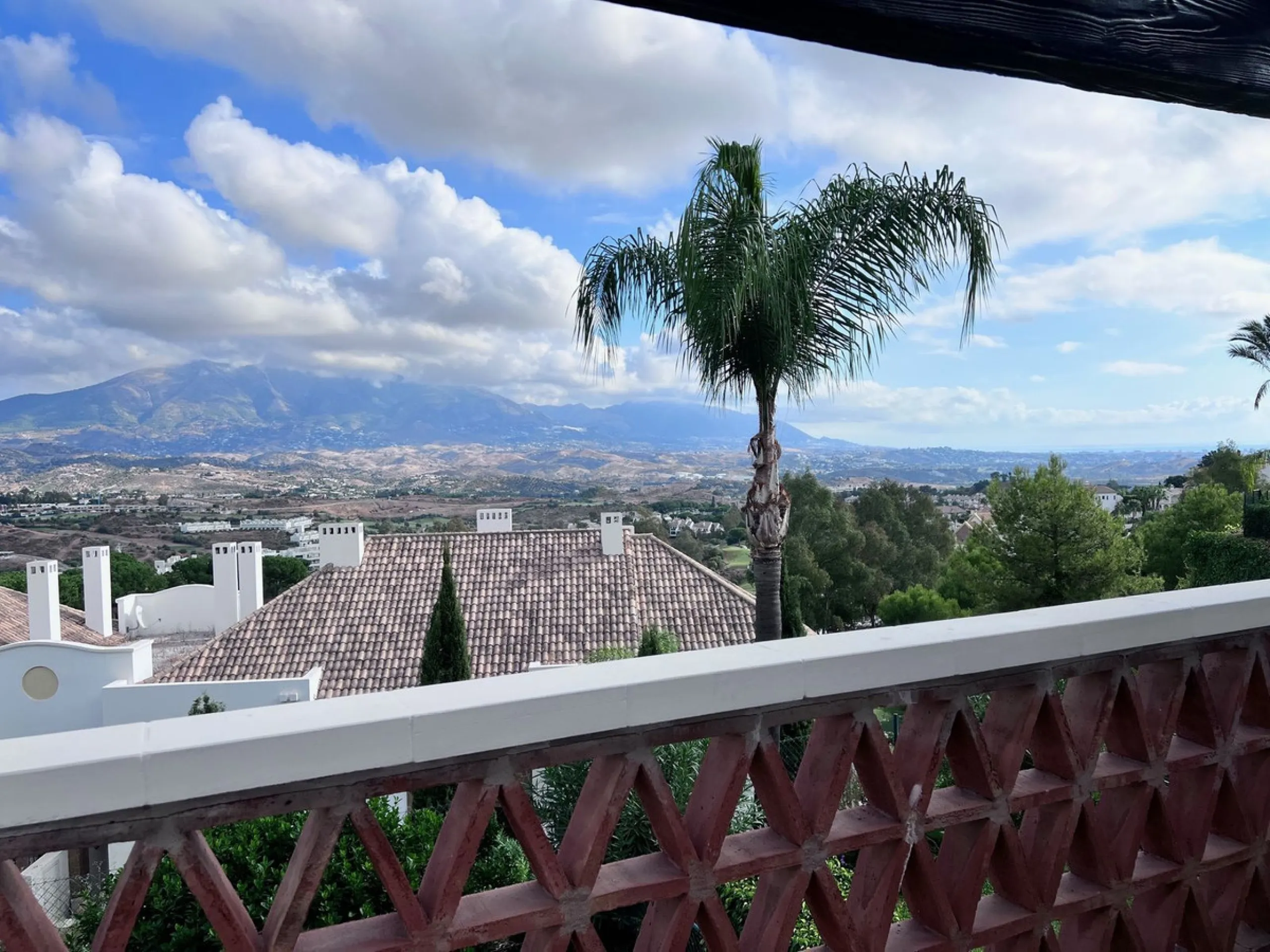 We are delighted to be able to offer for sale this immaculate 2-bedroom 2.5-bathroom townhouse located in the ever popular "Monte Alto" La Cala Golf. With its immaculate mature gardens, 2 communual swimming pools & tropical walkways. This townhouse offers