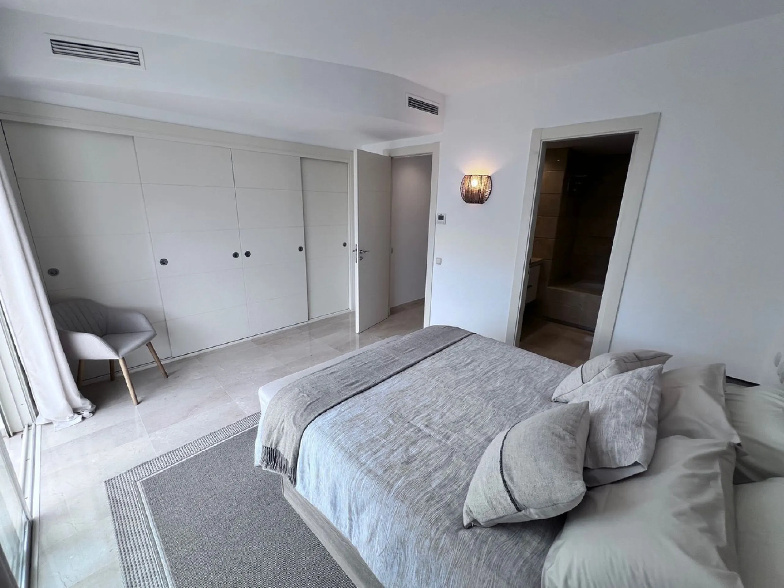 We are delighted to be able to offer for sale this immaculate 2-bedroom 2.5-bathroom townhouse located in the ever popular "Monte Alto" La Cala Golf. With its immaculate mature gardens, 2 communual swimming pools & tropical walkways. This townhouse offers
