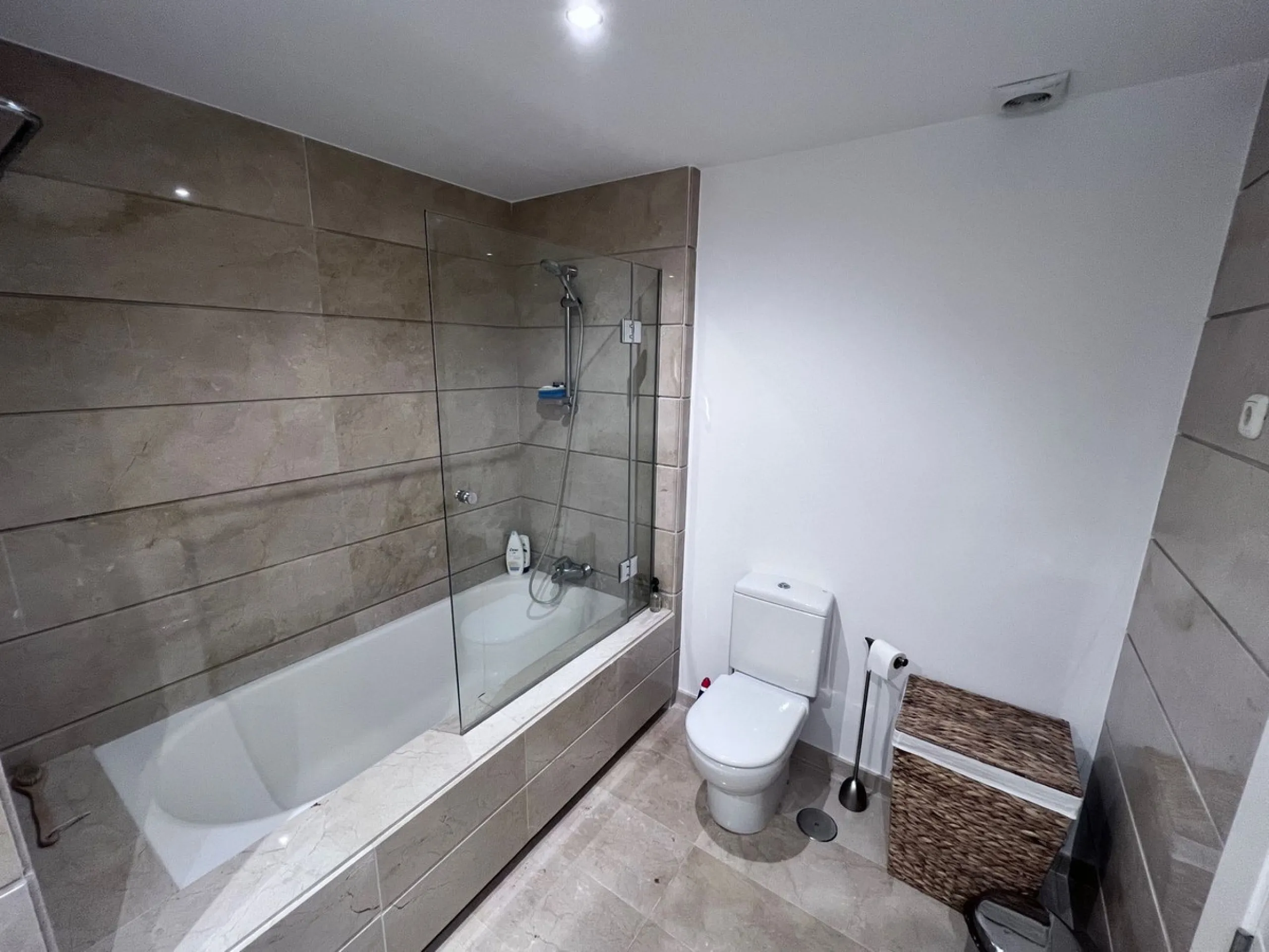We are delighted to be able to offer for sale this immaculate 2-bedroom 2.5-bathroom townhouse located in the ever popular "Monte Alto" La Cala Golf. With its immaculate mature gardens, 2 communual swimming pools & tropical walkways. This townhouse offers
