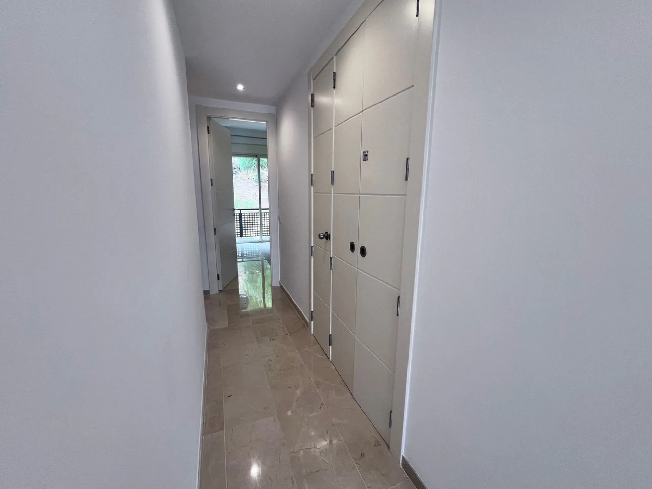We are delighted to be able to offer for sale this immaculate 2-bedroom 2.5-bathroom townhouse located in the ever popular "Monte Alto" La Cala Golf. With its immaculate mature gardens, 2 communual swimming pools & tropical walkways. This townhouse offers