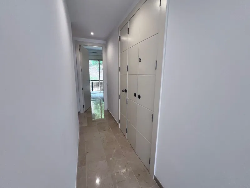 We are delighted to be able to offer for sale this immaculate 2-bedroom 2.5-bathroom townhouse located in the ever popular "Monte Alto" La Cala Golf. With its immaculate mature gardens, 2 communual swimming pools & tropical walkways. This townhouse offers