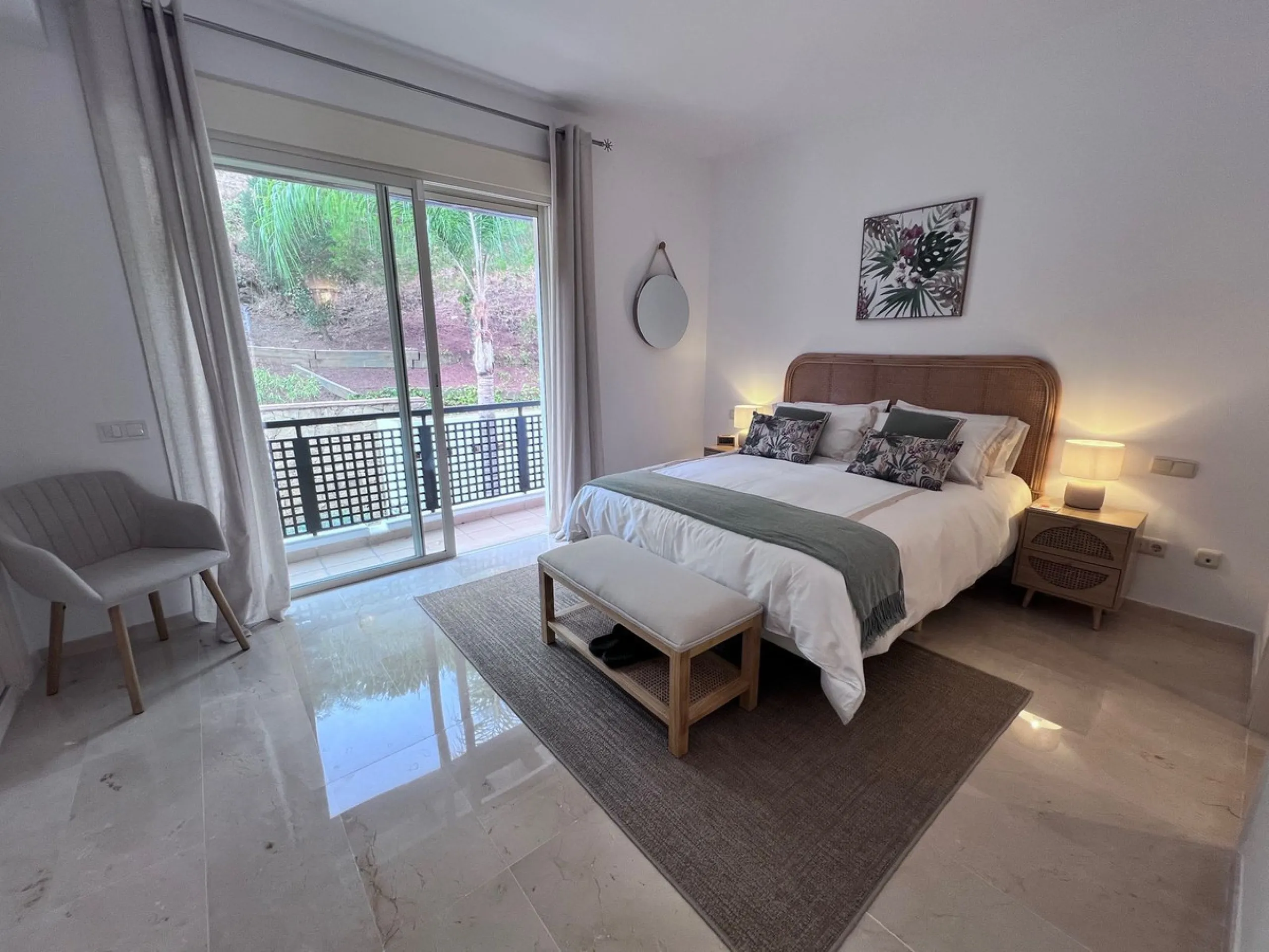 We are delighted to be able to offer for sale this immaculate 2-bedroom 2.5-bathroom townhouse located in the ever popular "Monte Alto" La Cala Golf. With its immaculate mature gardens, 2 communual swimming pools & tropical walkways. This townhouse offers
