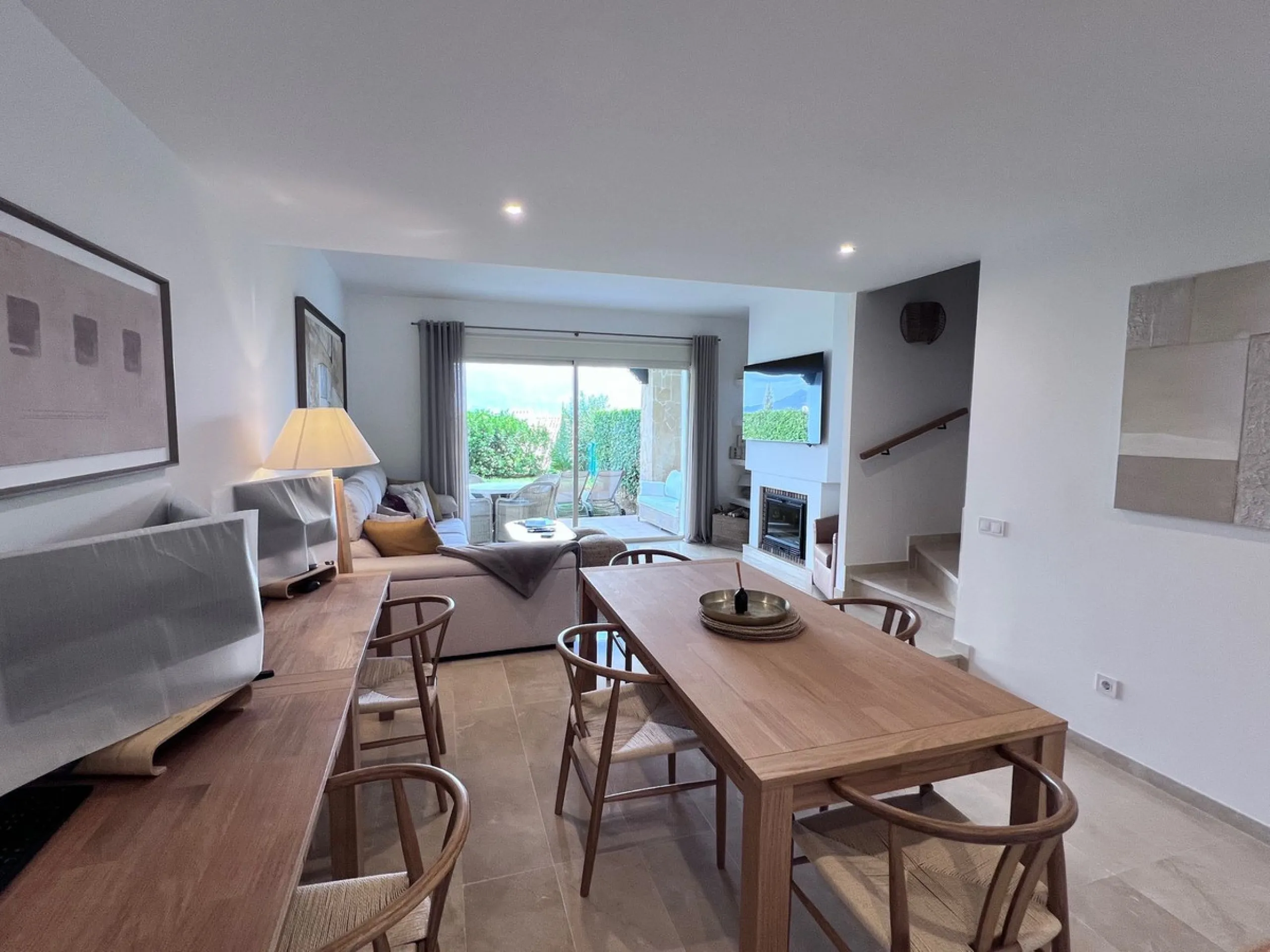 We are delighted to be able to offer for sale this immaculate 2-bedroom 2.5-bathroom townhouse located in the ever popular "Monte Alto" La Cala Golf. With its immaculate mature gardens, 2 communual swimming pools & tropical walkways. This townhouse offers
