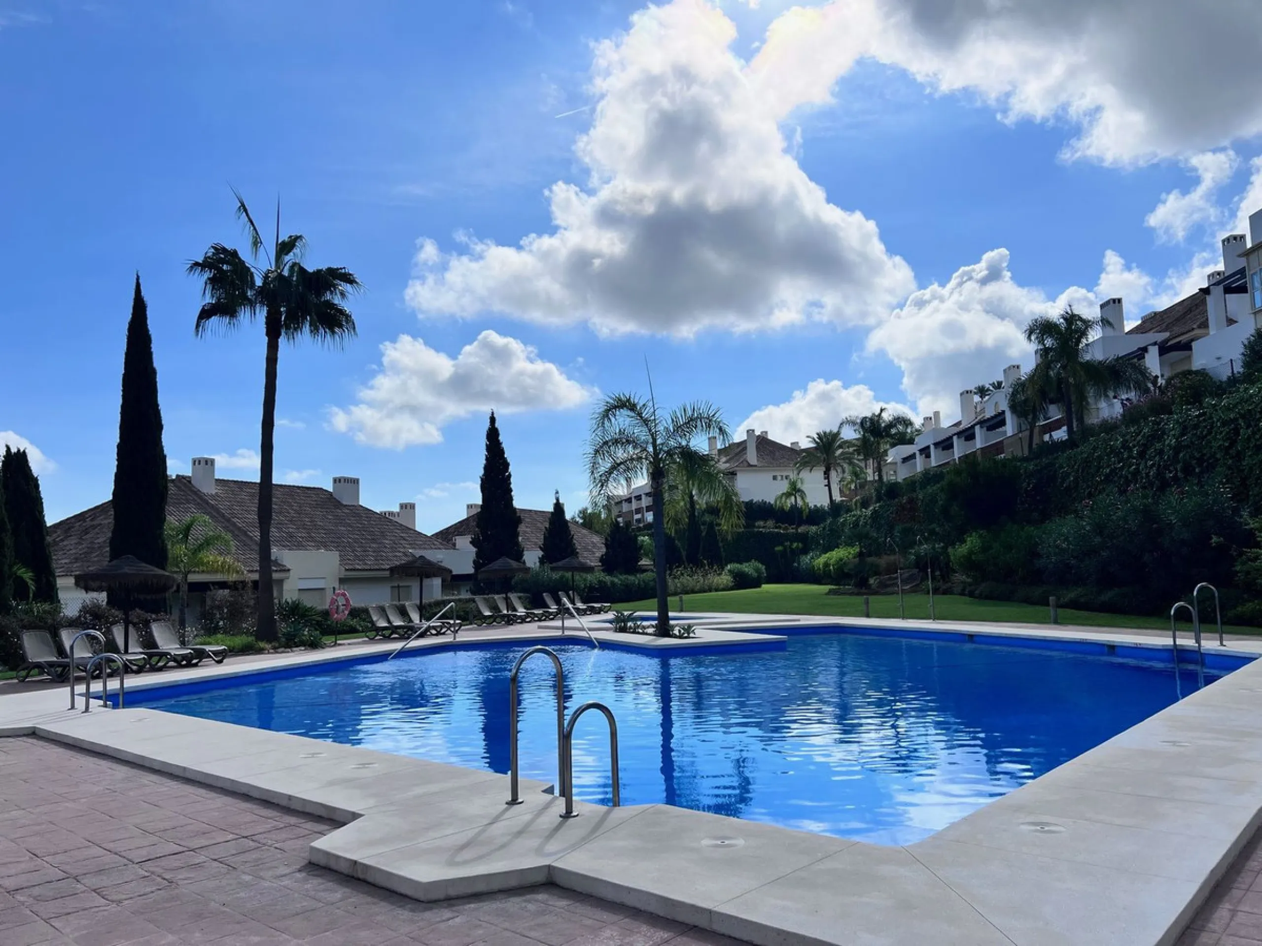 We are delighted to be able to offer for sale this immaculate 2-bedroom 2.5-bathroom townhouse located in the ever popular "Monte Alto" La Cala Golf. With its immaculate mature gardens, 2 communual swimming pools & tropical walkways. This townhouse offers