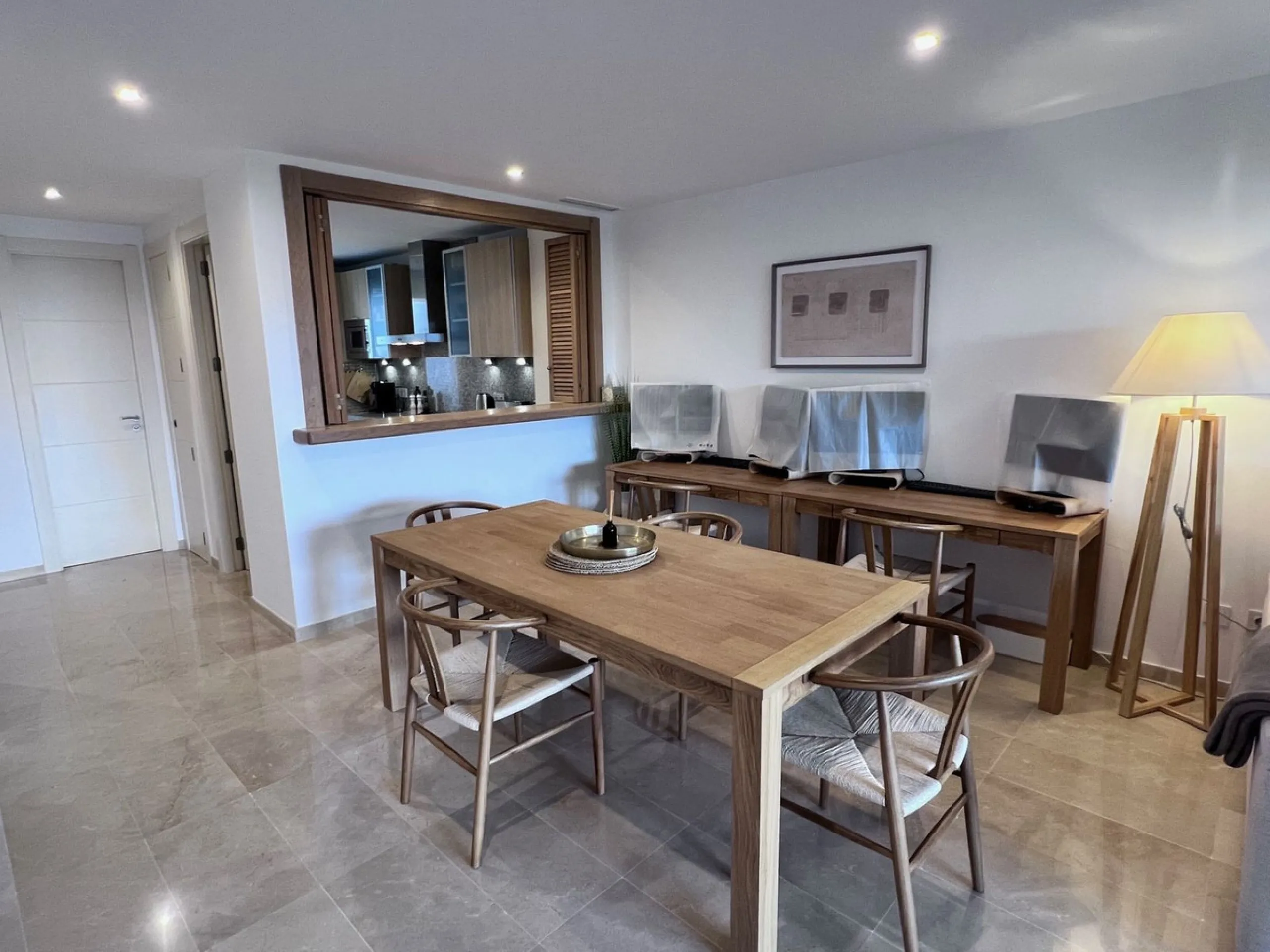 We are delighted to be able to offer for sale this immaculate 2-bedroom 2.5-bathroom townhouse located in the ever popular "Monte Alto" La Cala Golf. With its immaculate mature gardens, 2 communual swimming pools & tropical walkways. This townhouse offers