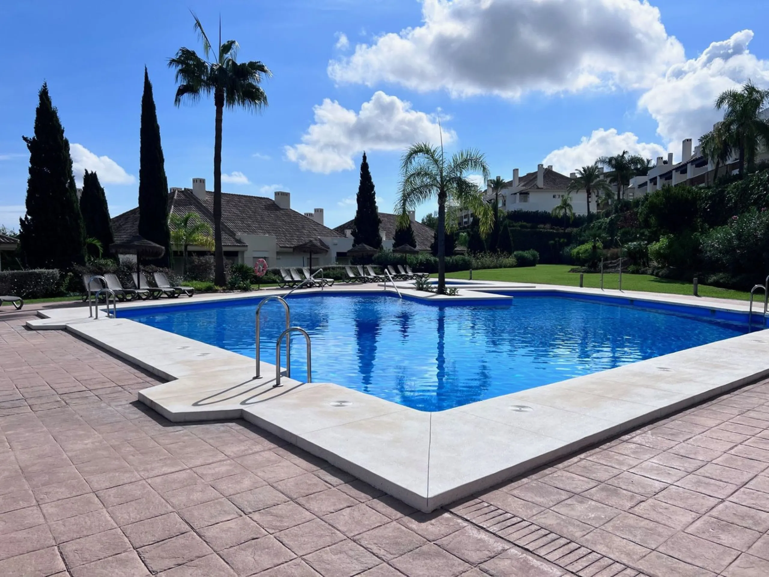 We are delighted to be able to offer for sale this immaculate 2-bedroom 2.5-bathroom townhouse located in the ever popular "Monte Alto" La Cala Golf. With its immaculate mature gardens, 2 communual swimming pools & tropical walkways. This townhouse offers
