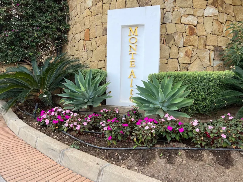 We are delighted to be able to offer for sale this immaculate 2-bedroom 2.5-bathroom townhouse located in the ever popular "Monte Alto" La Cala Golf. With its immaculate mature gardens, 2 communual swimming pools & tropical walkways. This townhouse offers