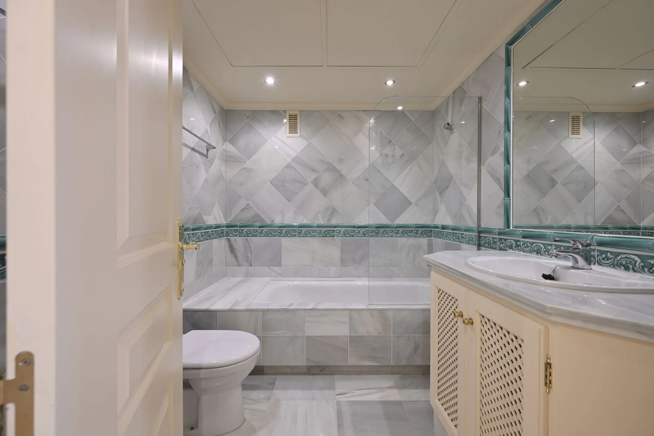 Exclusive 3 Bedroom Apartment with Panoramic Views