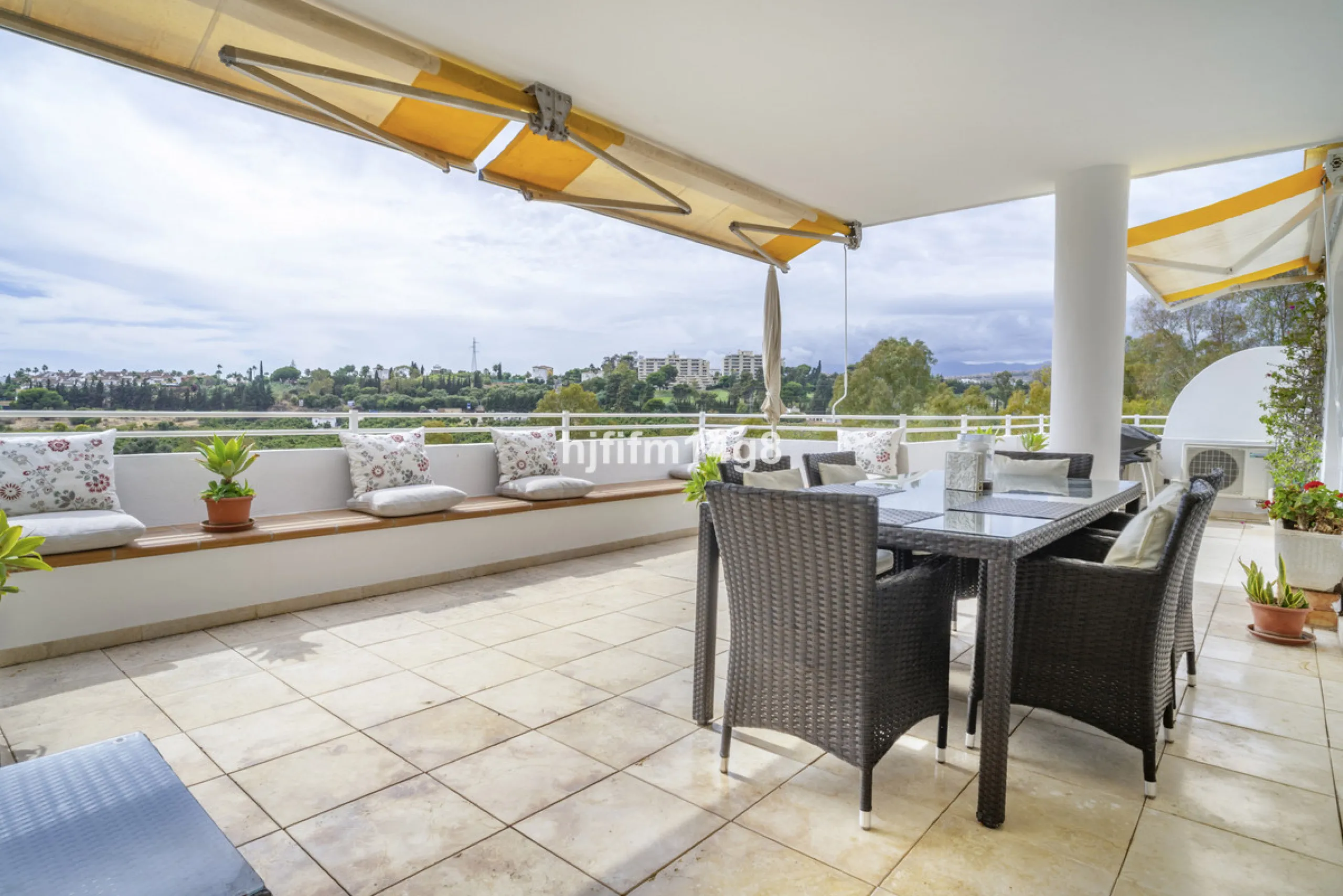 Located in the highly sought-after urbanisation Quetzal in Guadalmina, this third-floor apartment stands out for its generous layout and excellent potential.