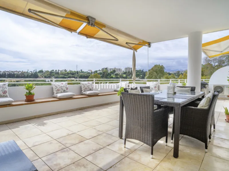 Located in the highly sought-after urbanisation Quetzal in Guadalmina, this third-floor apartment stands out for its generous layout and excellent potential.
