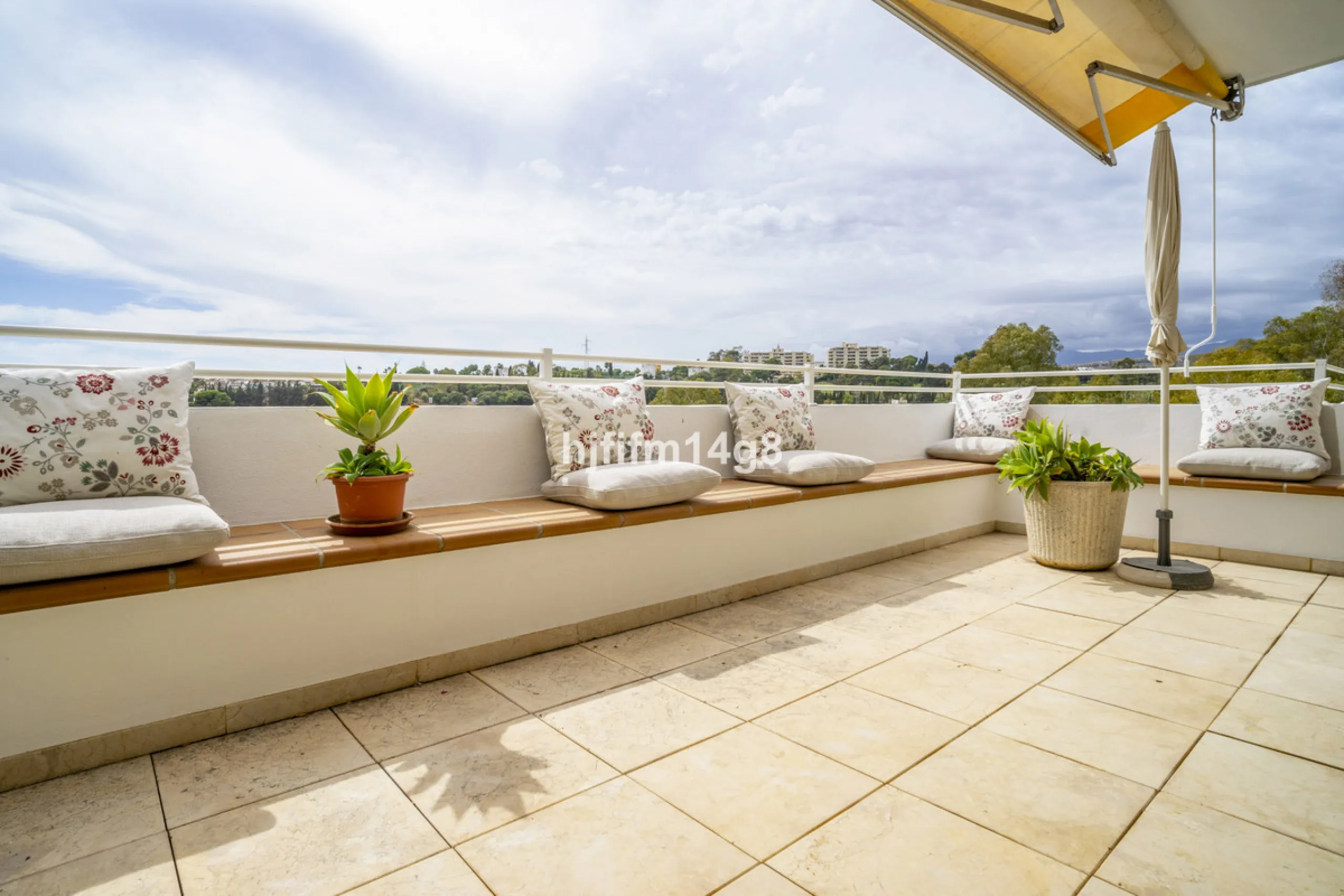 Located in the highly sought-after urbanisation Quetzal in Guadalmina, this third-floor apartment stands out for its generous layout and excellent potential.